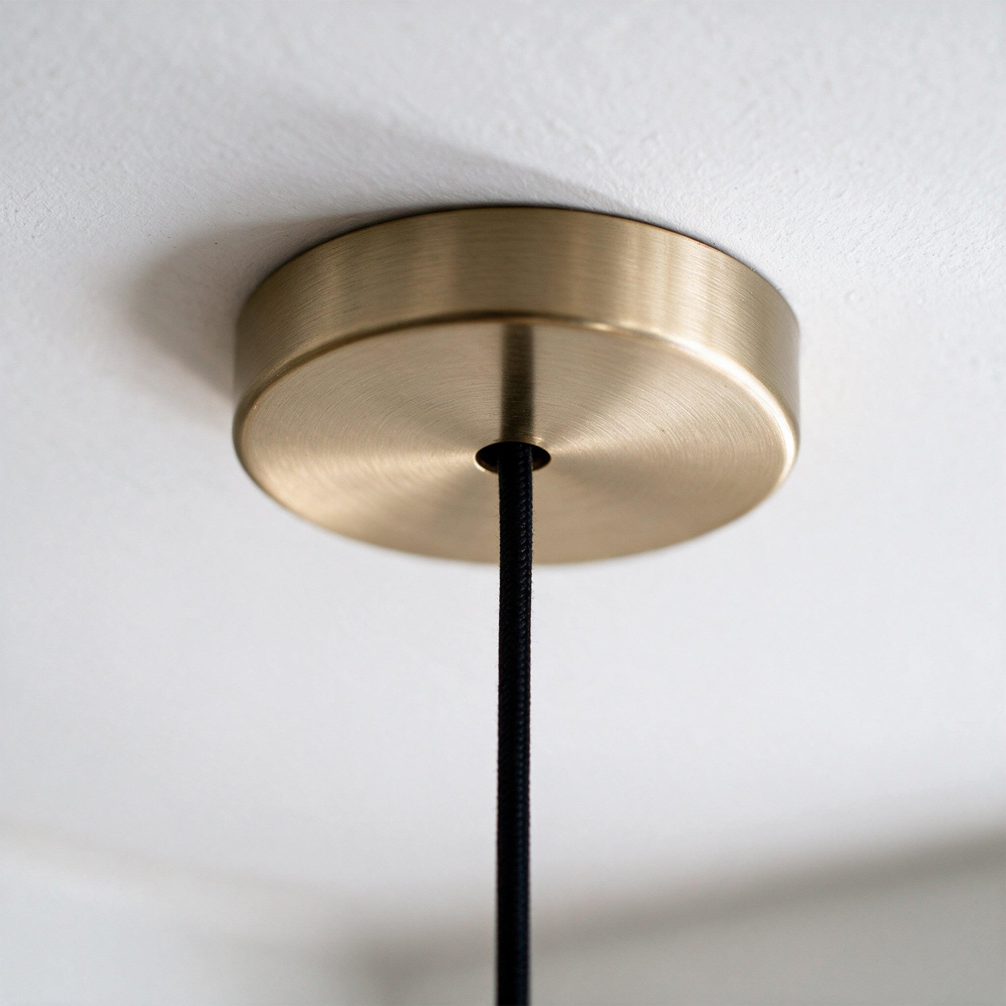 Voir la diapositive 6 : MAISON PAVANE Suspension en métal doré 61 cm-Ramo