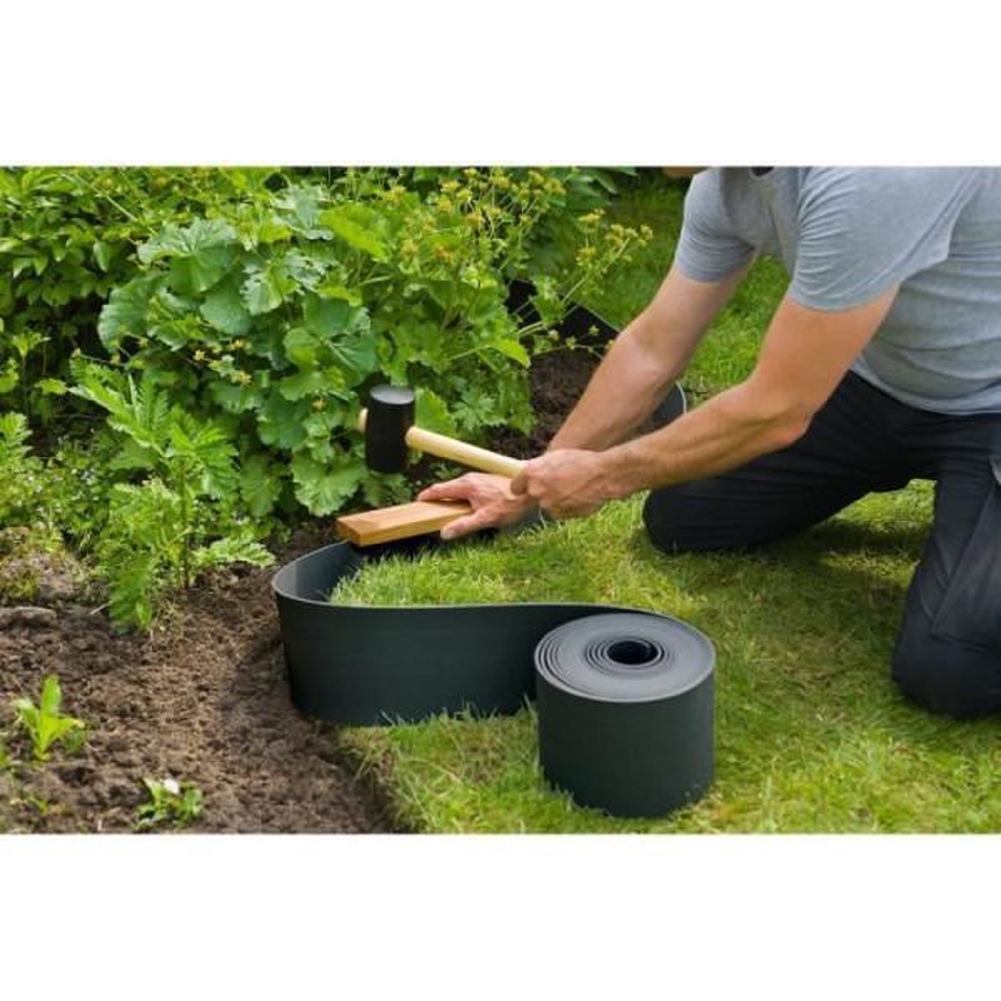 Voir la diapositive 5 : NATURE Bordure de jardin - NATURE - Noir - PE recyclé, épaisseur 3 mm - H7,5 cm x 10m - 10 Ancres noires - H19,5x 1,9x 1,8cm