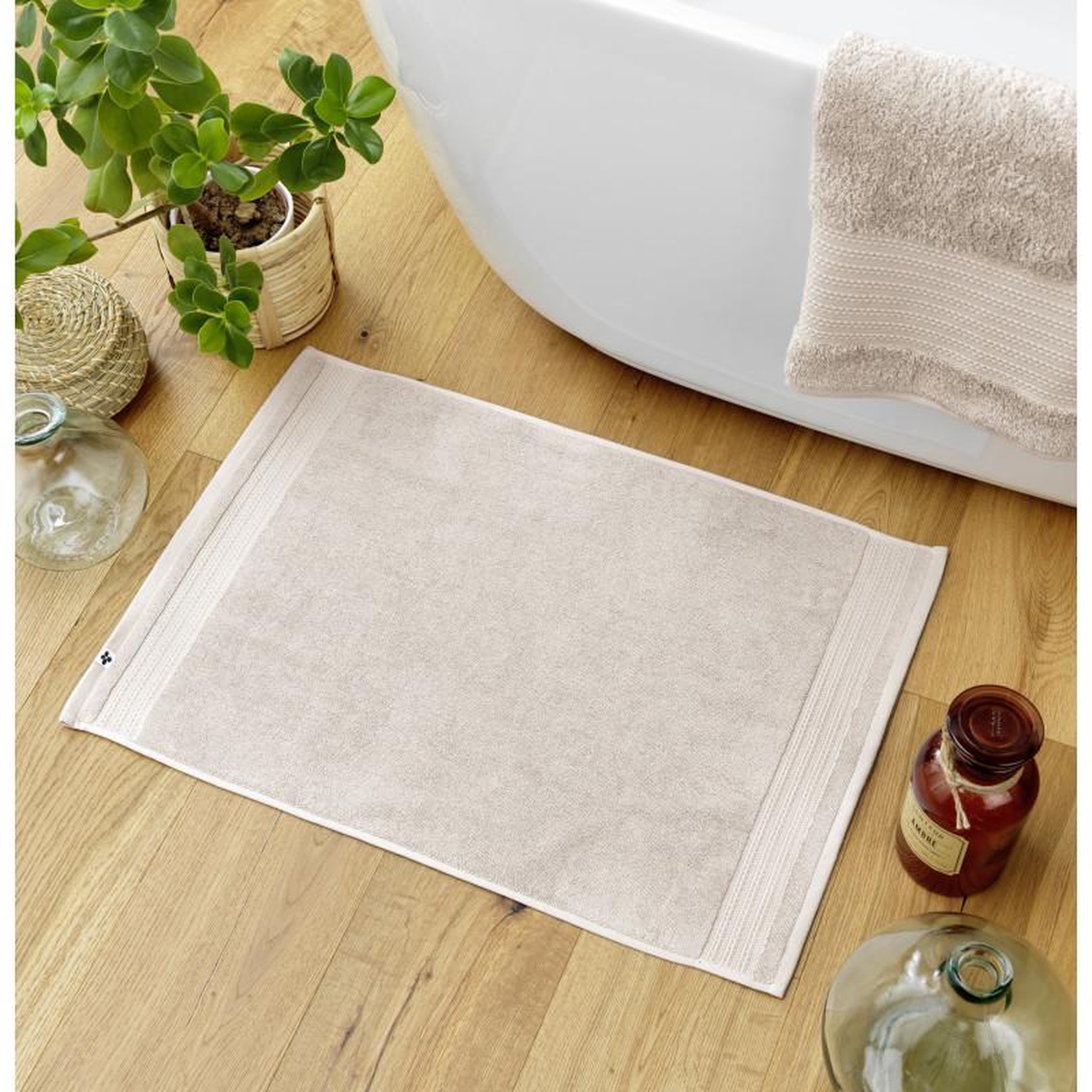 L EFFET PAPILLON Tapis de bain  Garance  50 x 70 cm / 100% Coton Bio / 600 gr/m² l'Effet Papillon -  - Tapis de bain 50 x 70 cm. Coloris disponibles : Rouge, Rose, Orange, Gris, Jaune, Marron, Beige, Vert