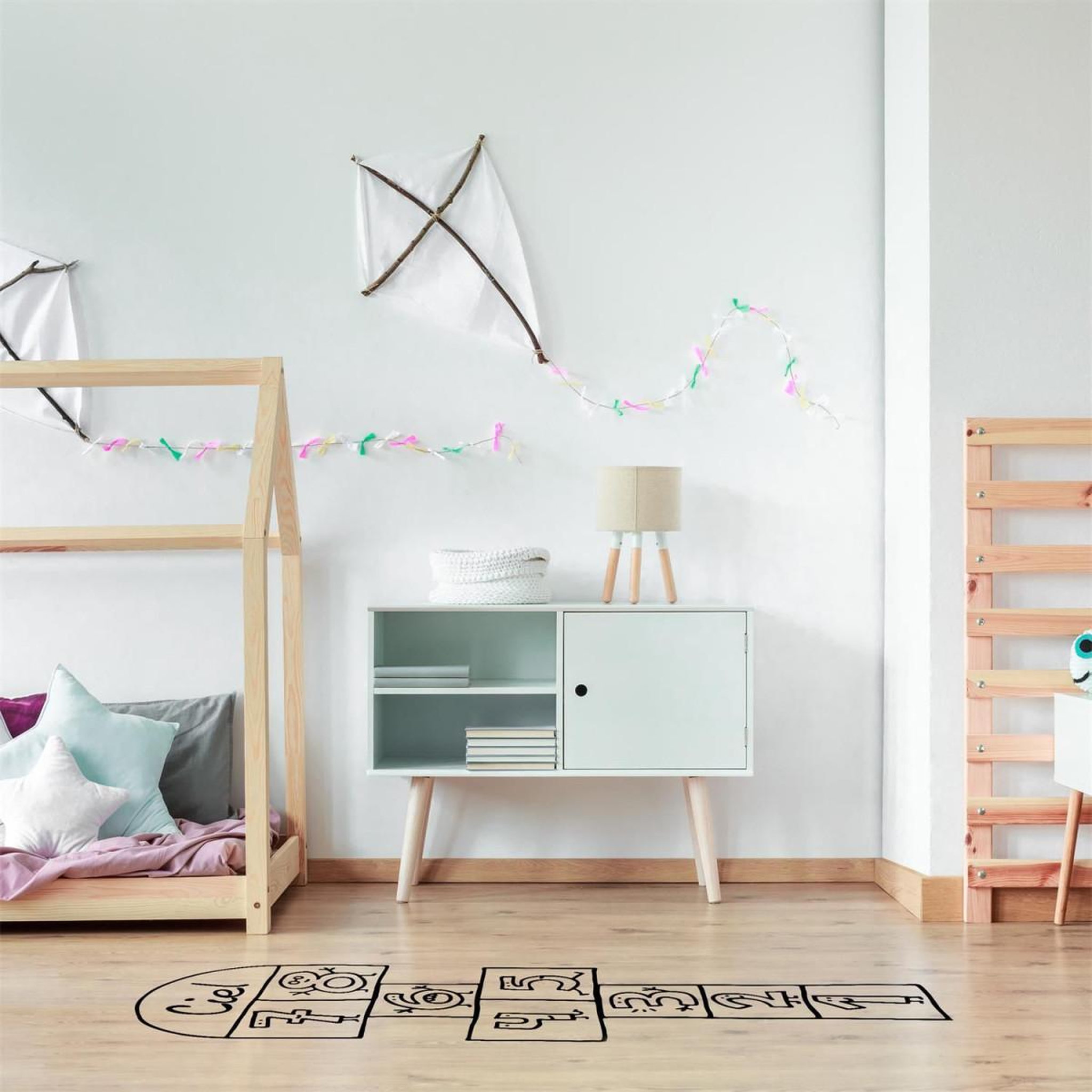 Voir la diapositive 2 : HOME DECO KIDS Sticker à poser pour sol  marelle  148cm noir