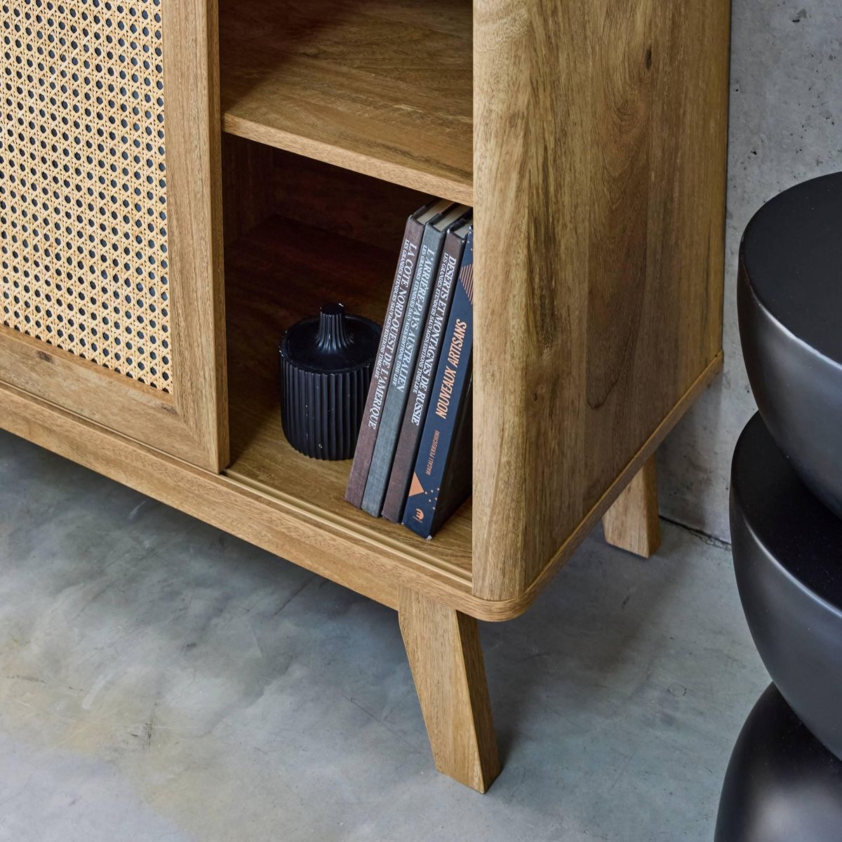 SWEEEK Buffet avec 2 portes coulissantes et étagères. effet bois et détails cannage. buffet bas. 150cm