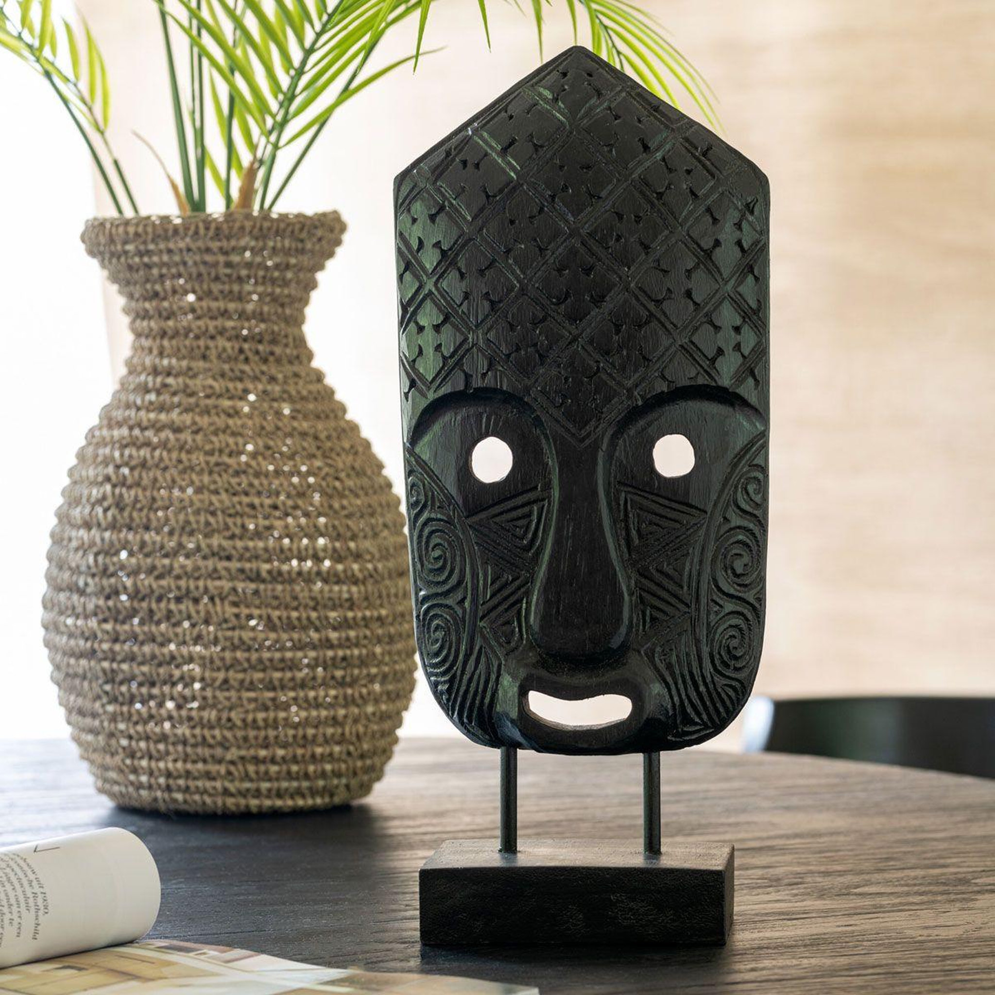 Voir la diapositive 3 : J-LINE Statuette déco  masque primitif  42cm noir