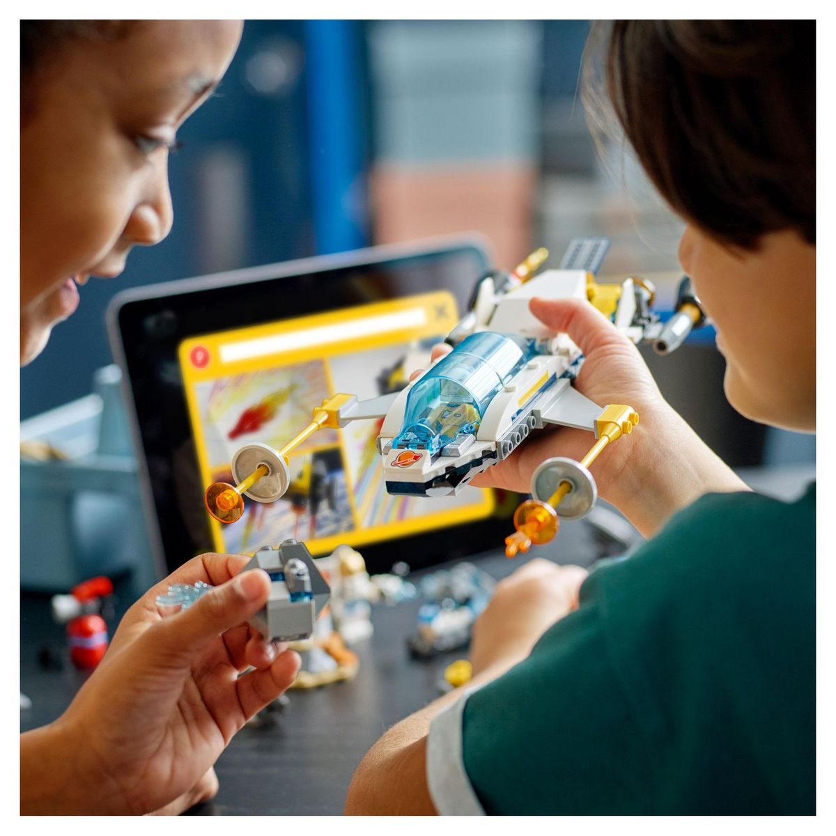 LEGO City 60354 Mission d'exploration spatiale sur Mars, Jouet de Construction Interactif avec Vaisseau Spatial et Planète Rover