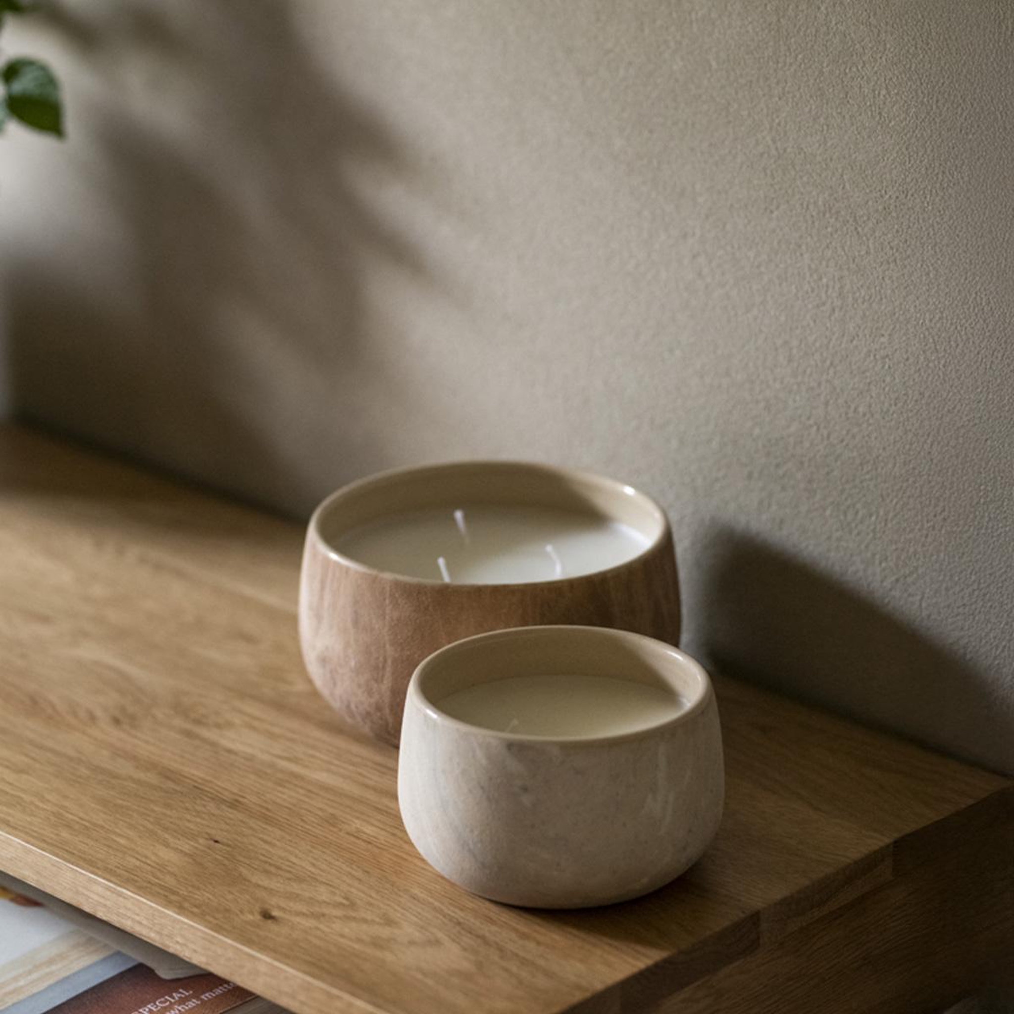 Voir la diapositive 2 : MAISON AUBERTIN Bougie - céramique beige - ester