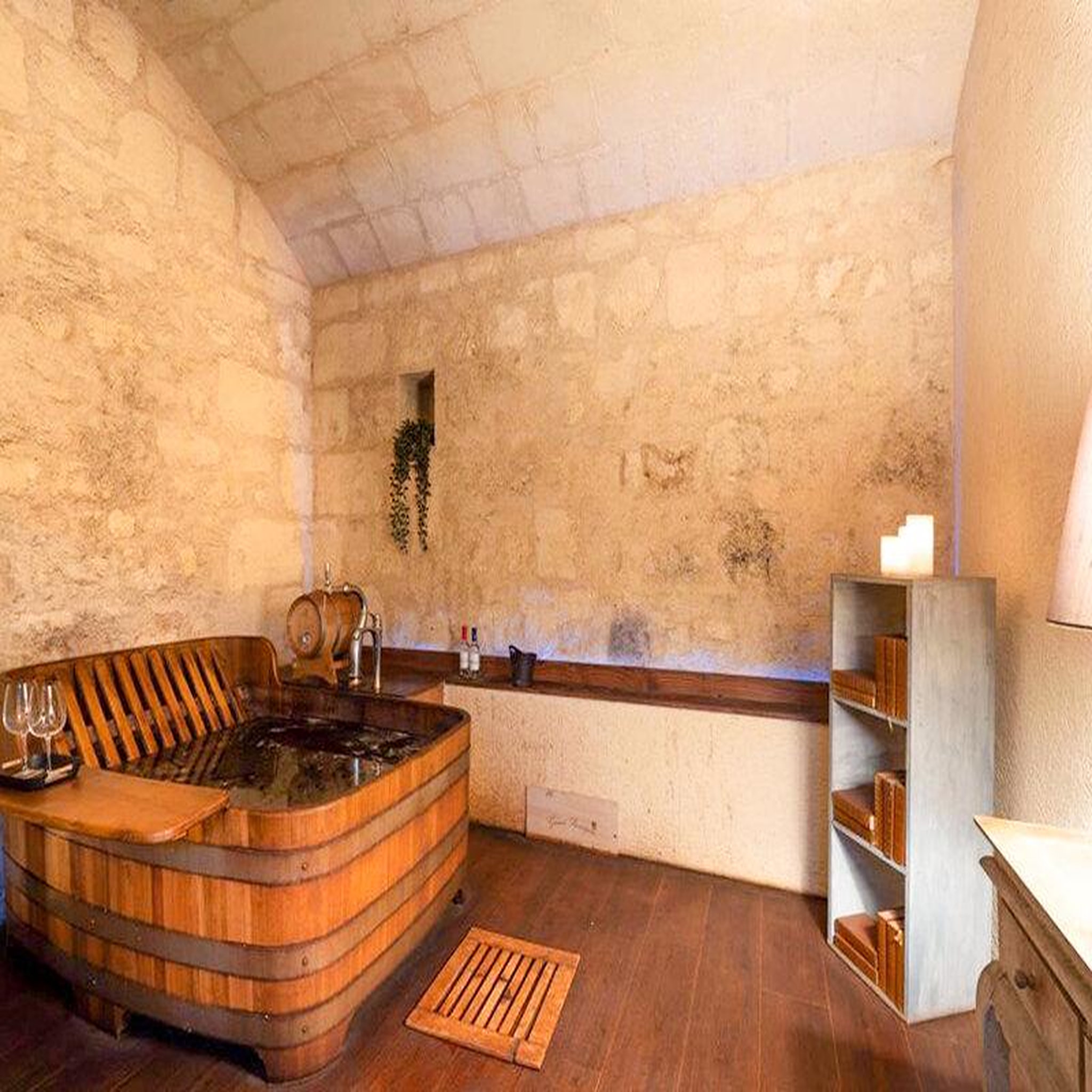 Voir la diapositive 2 : Smartbox Bain de bière ou de vin avec dégustation et fromages à bordeaux - coffret cadeau bien-être