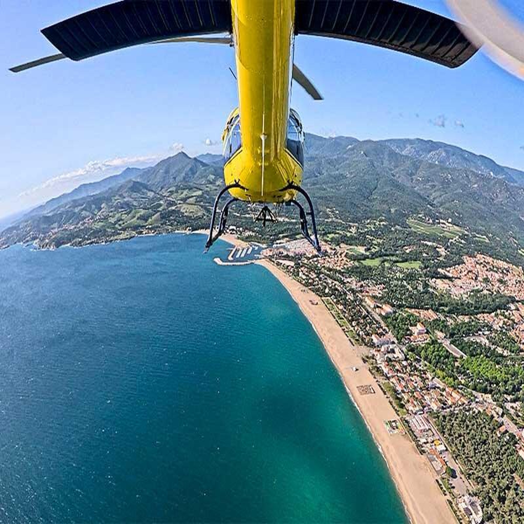 Voir la diapositive 4 : Smartbox Saut en parachute tandem au-dessus des pyrénées à argelès-sur-mer - coffret cadeau sport & aventure