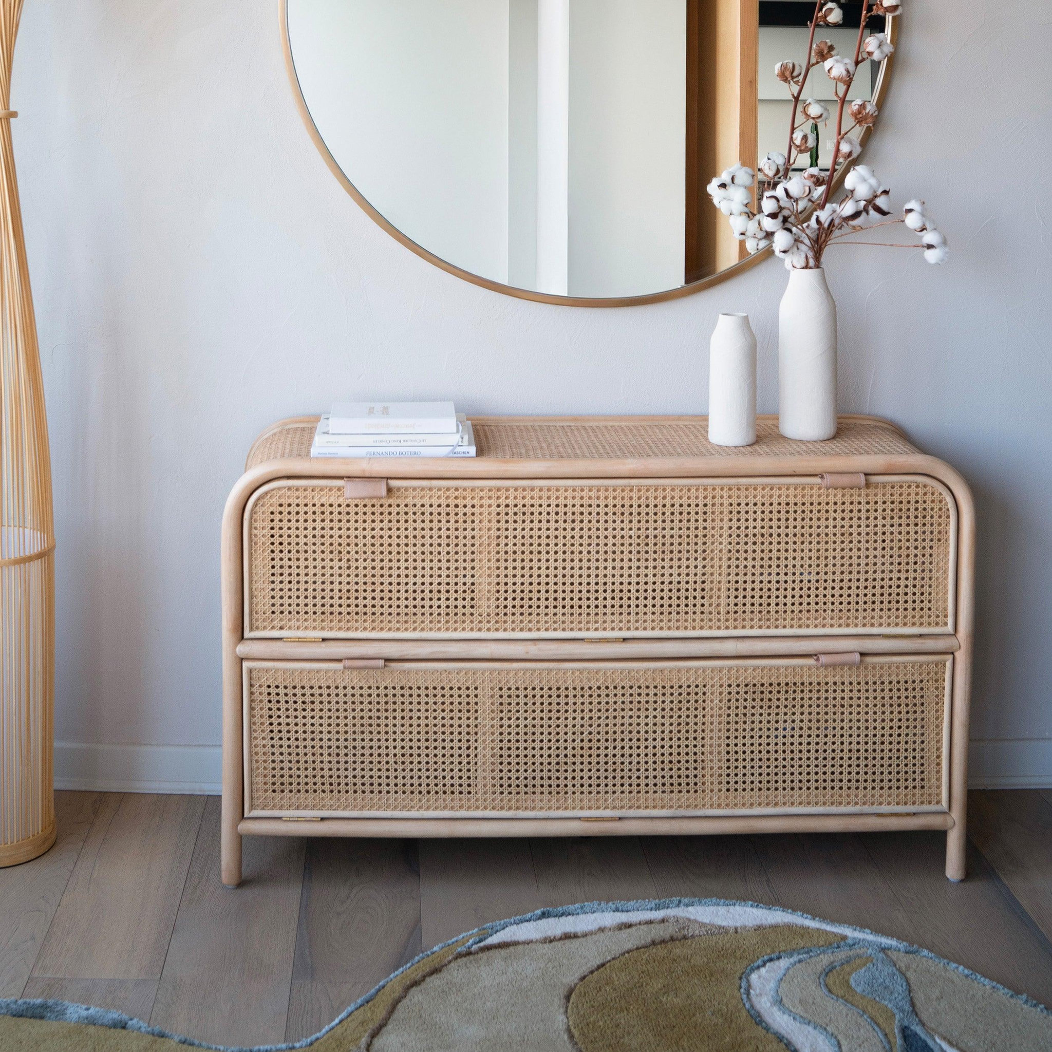 Voir la diapositive 2 : MAISON PAVANE Commode en rotin et bois massif, 2 portes abattantes-alata