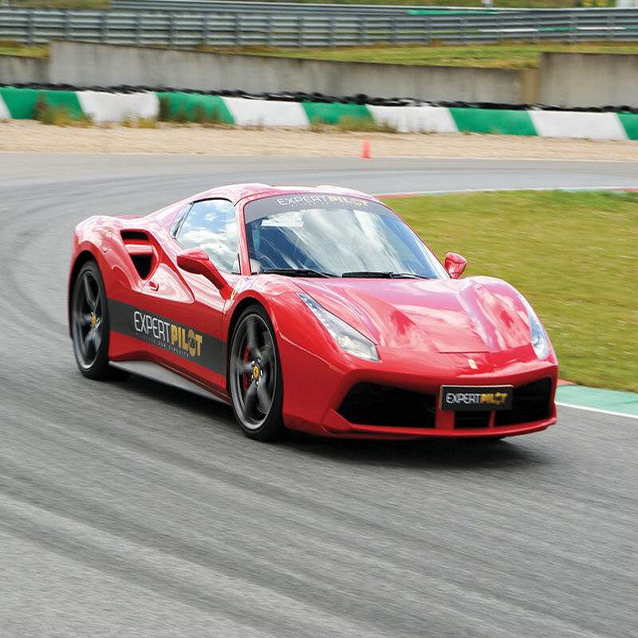 Voir la diapositive 4 : Smartbox 4 tours au volant d'une ferrari f488 sur le circuit de dijon-prenois - coffret cadeau sport & aventure
