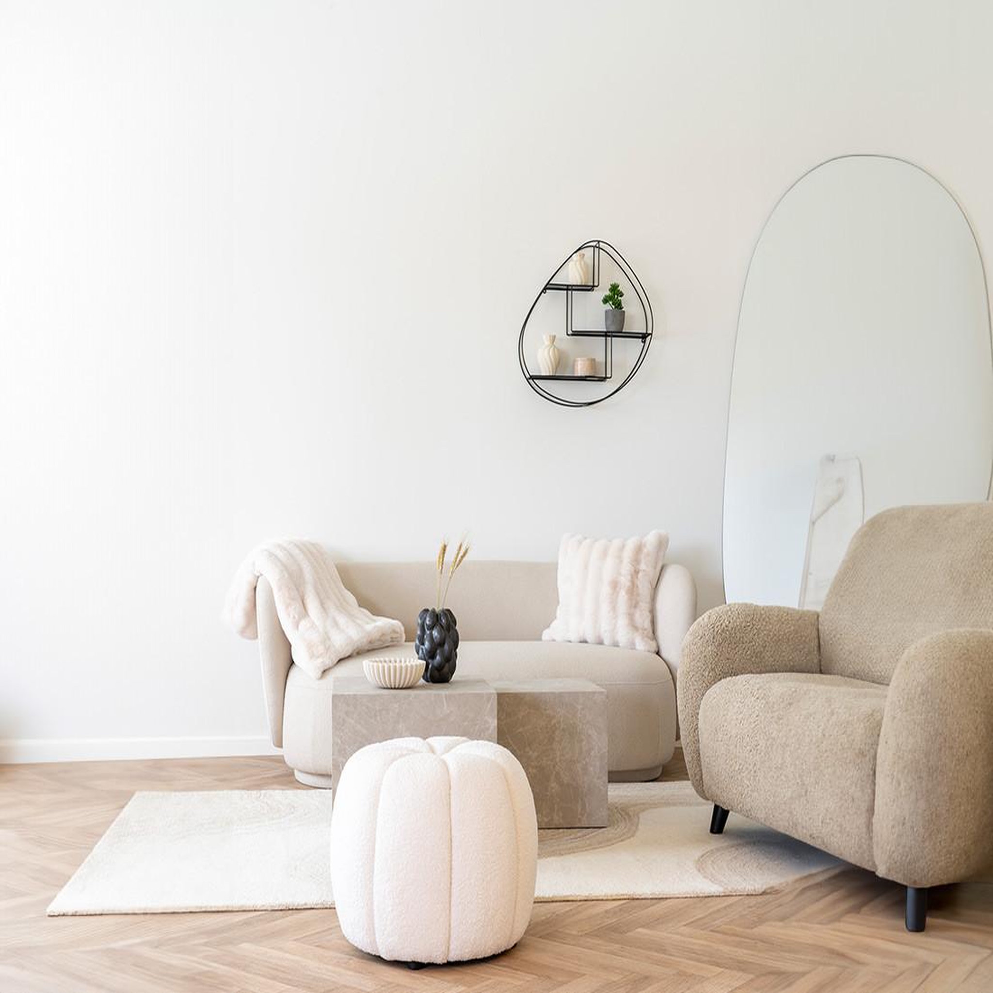Voir la diapositive 4 : BEST MOBILIER Helda - pouf - en tissu bouclette