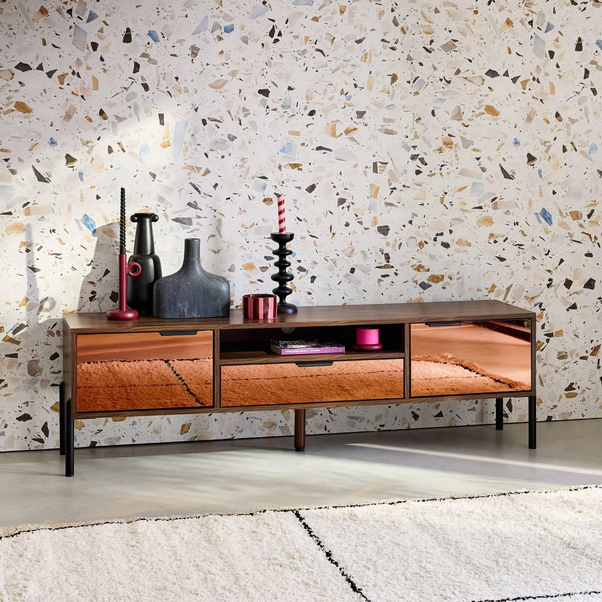 SWEEEK Meuble TV vintage effet bois de noyer. finition vitre fumée. pieds et poignées en métal. L 151.5 x 38 x 44.7cm