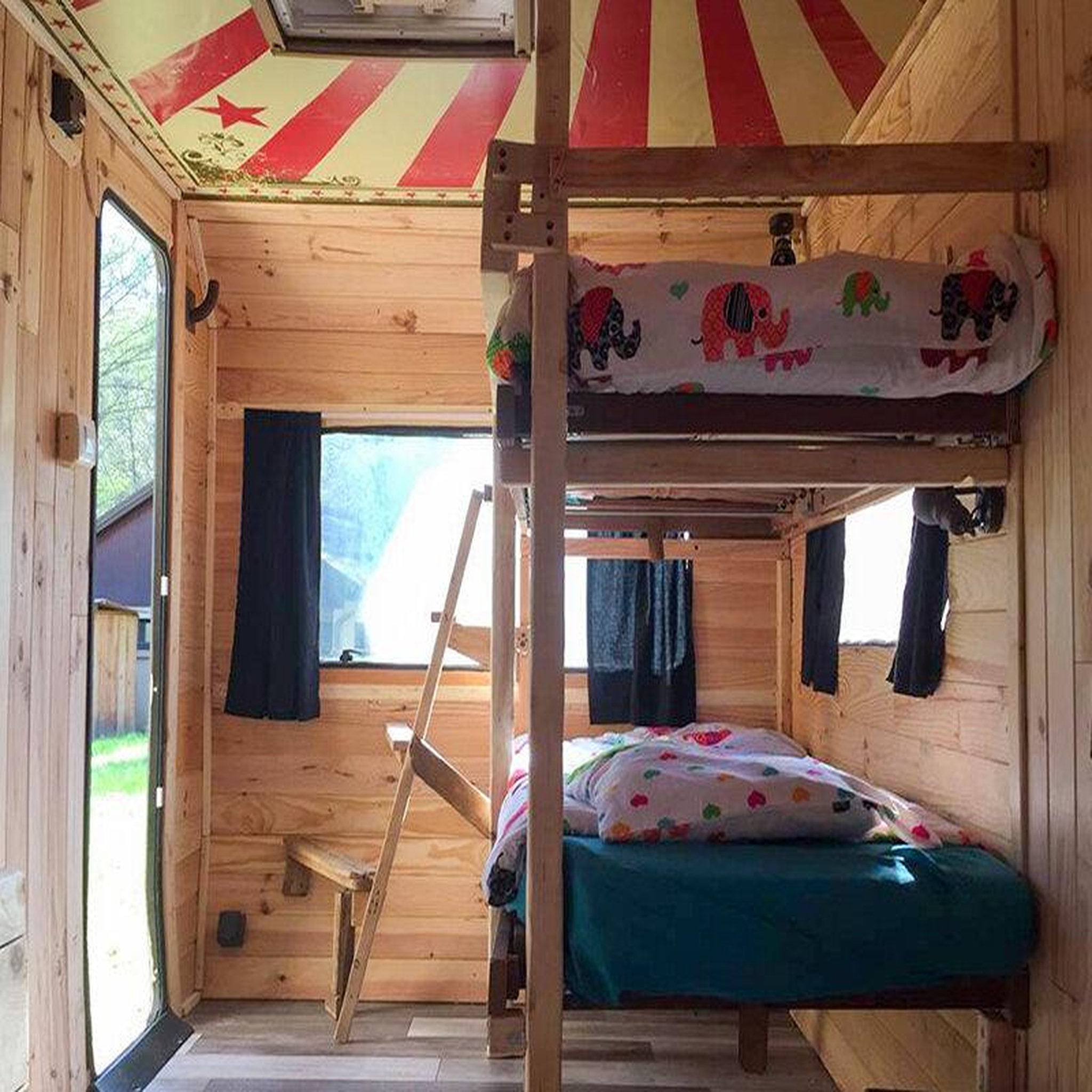 Voir la diapositive 4 : Smartbox Séjour insolite en famille : 2 jours en caravane circus près de montluçon - coffret cadeau séjour