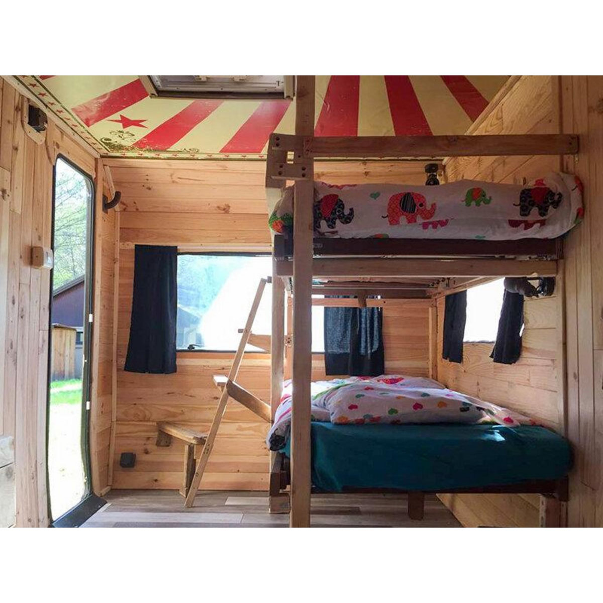 Smartbox Séjour insolite en famille : 2 jours en caravane Circus près de Montluçon - Coffret Cadeau Séjour