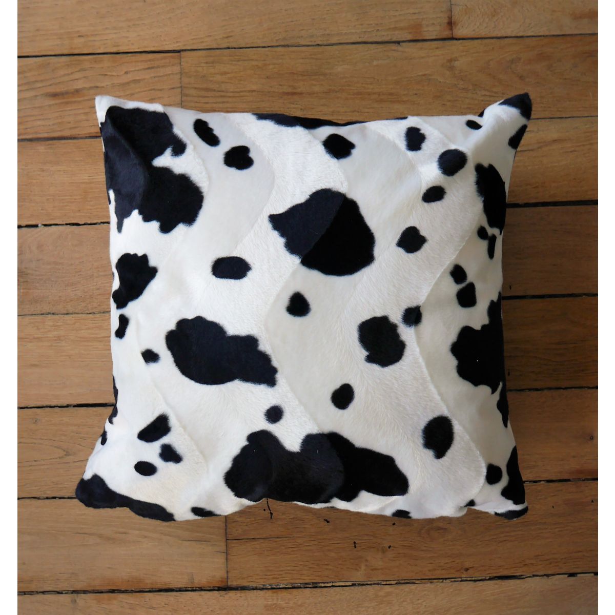 Coussin en velours déhoussable imitation fourrure vache