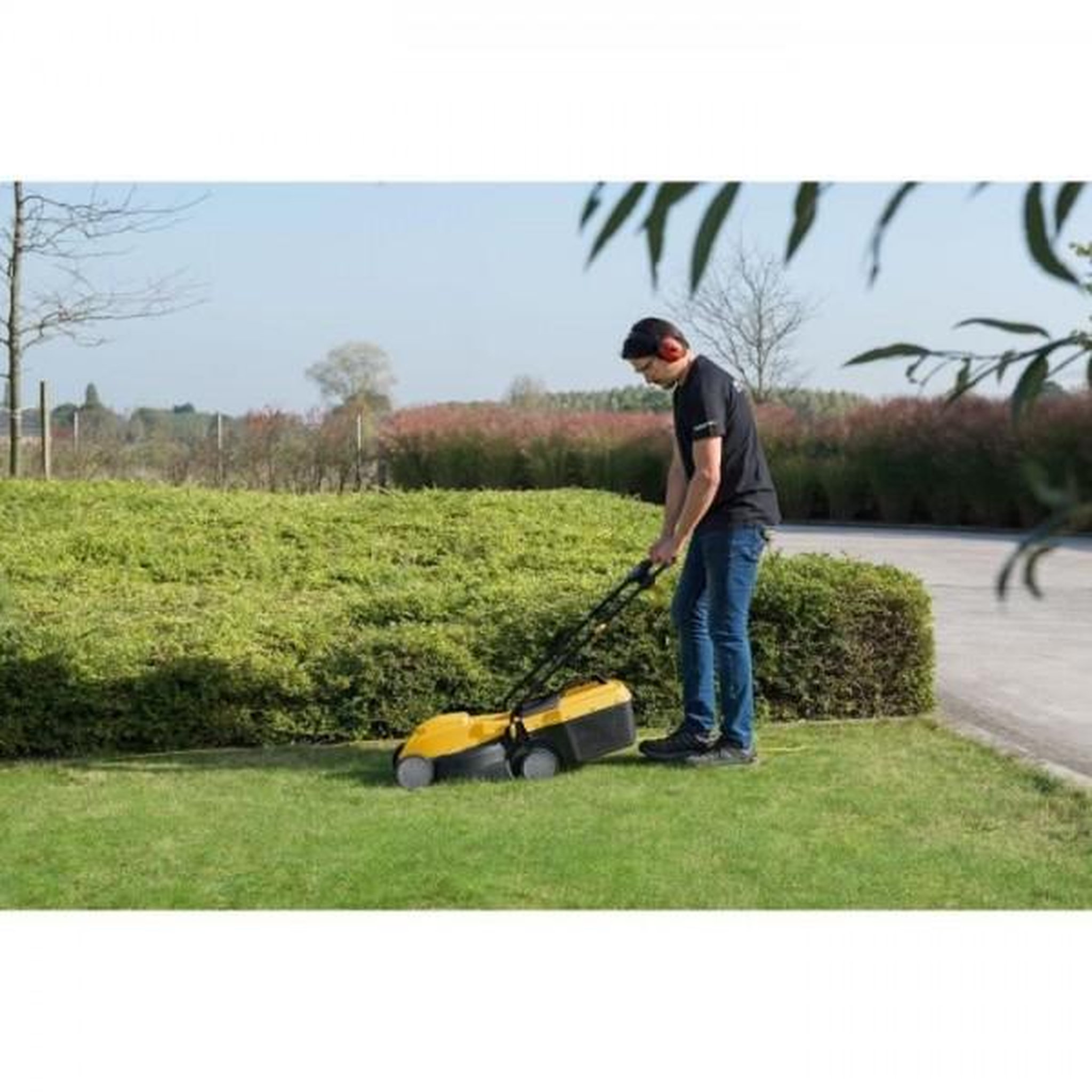 Voir la diapositive 5 : POWERPLUS Tondeuse a Gazon   Gazon et Coupe-Bordure Électrique POWERPLUS POWXG6212T -   a Gazon 1300W & 32 mm Ø et Coupe-Bordures 250W & 22
