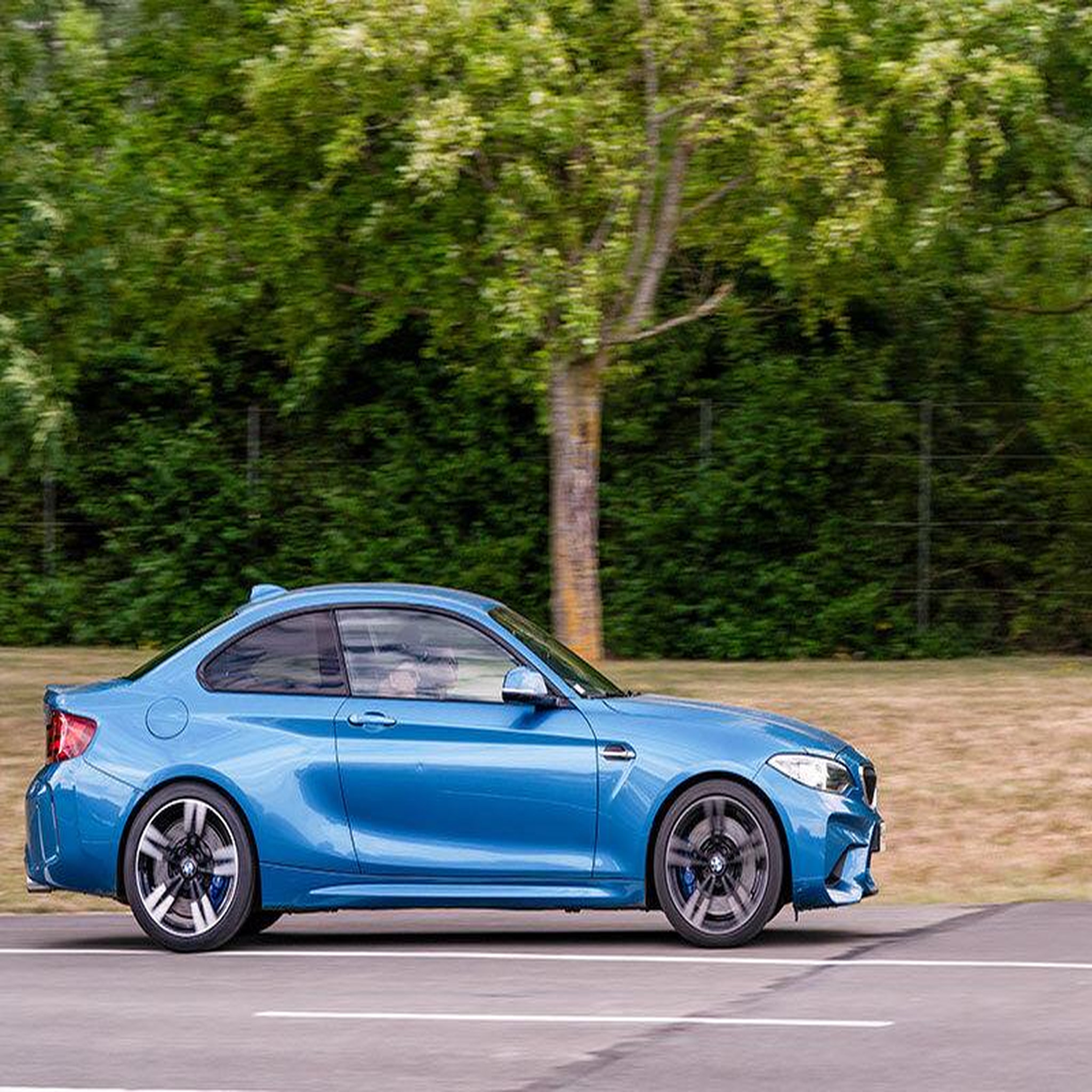 Voir la diapositive 3 : Smartbox Stage de pilotage enfant : 2 tours de circuit en bmw m2 ou alpine a110 s - coffret cadeau sport & aventure