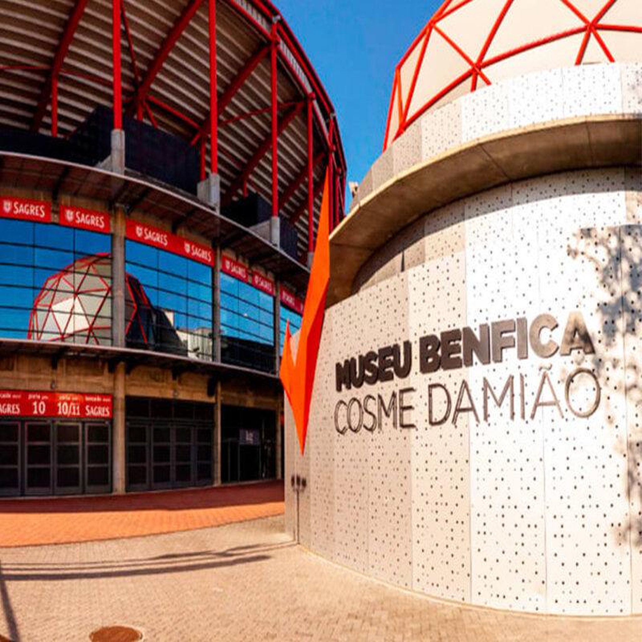 Voir la diapositive 3 : Smartbox Passion football : visite du stade de Luz du Benfica Lisbonne avec écharpe du club - Coffret Cadeau Sport & Aventure