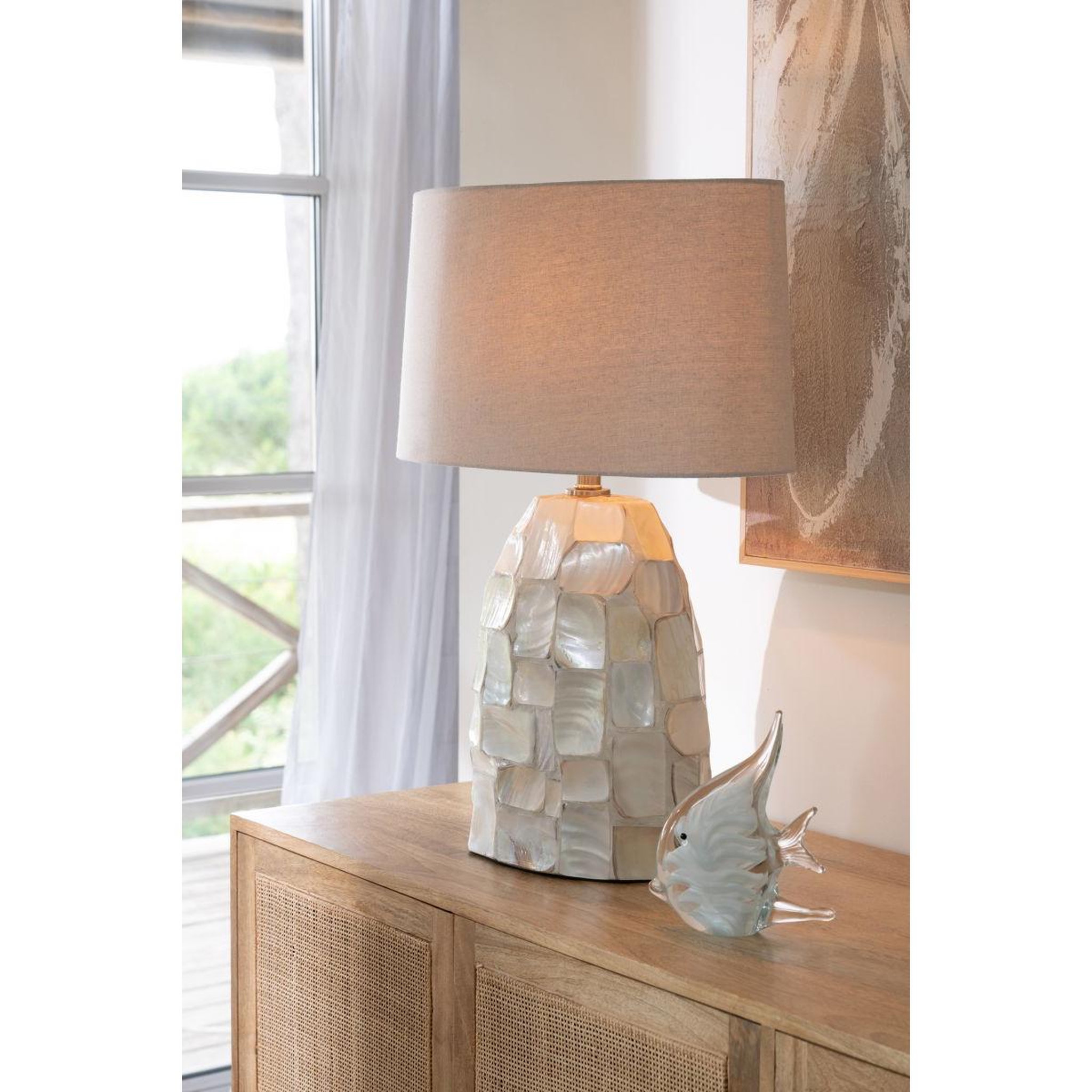 Voir la diapositive 6 : J-LINE Lampe à poser coquillage  effet perlé  67cm blanc cassé
