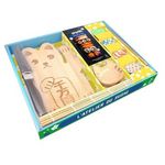 L'ATELIER DU SUSHI. AVEC UN COUTEAU A SUSHIS EN ACIER INOXYDABLE, UNE PLANCHE DE SERVICE EN BOIS, UNE NATTE, DEUX COUPELLES A SAUCE, QUATRE PAIRES DE BAGUETTES, QUATRE REPOSE-BAGUETTES ET UN LIVRE DE 10 RECETTES FACILES ET RAPIDES, Hachette Pratique