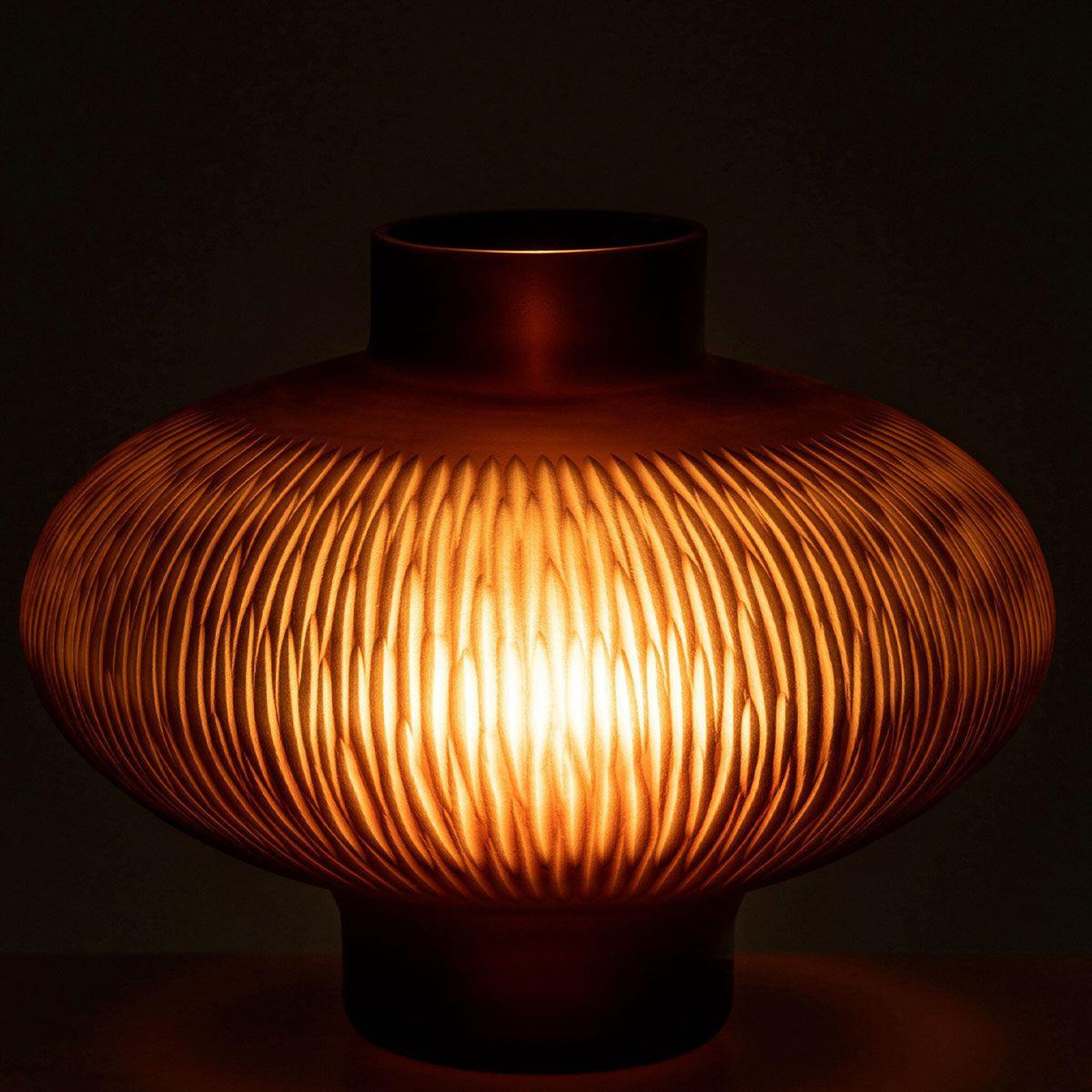 Voir la diapositive 3 : J-LINE Vase design ligne & boule  octave  25cm marron