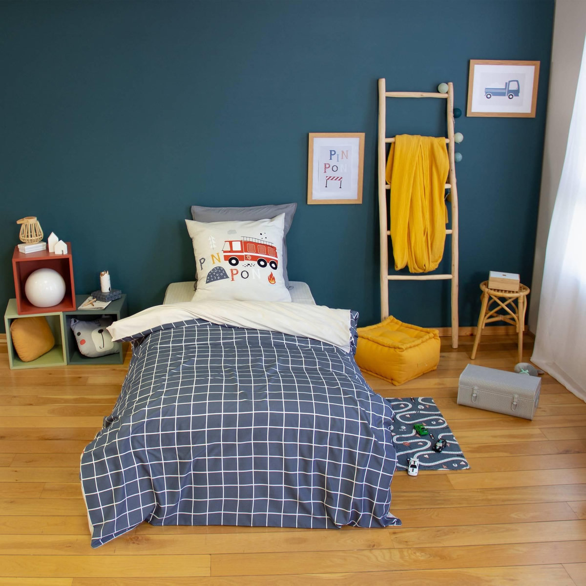 SWEEEK Parure de lit réversible PINPON 1 place imprimé thème pompier en microfibre. 140 x 200cm. 1 housse de couette. 1 taie d'oreiller