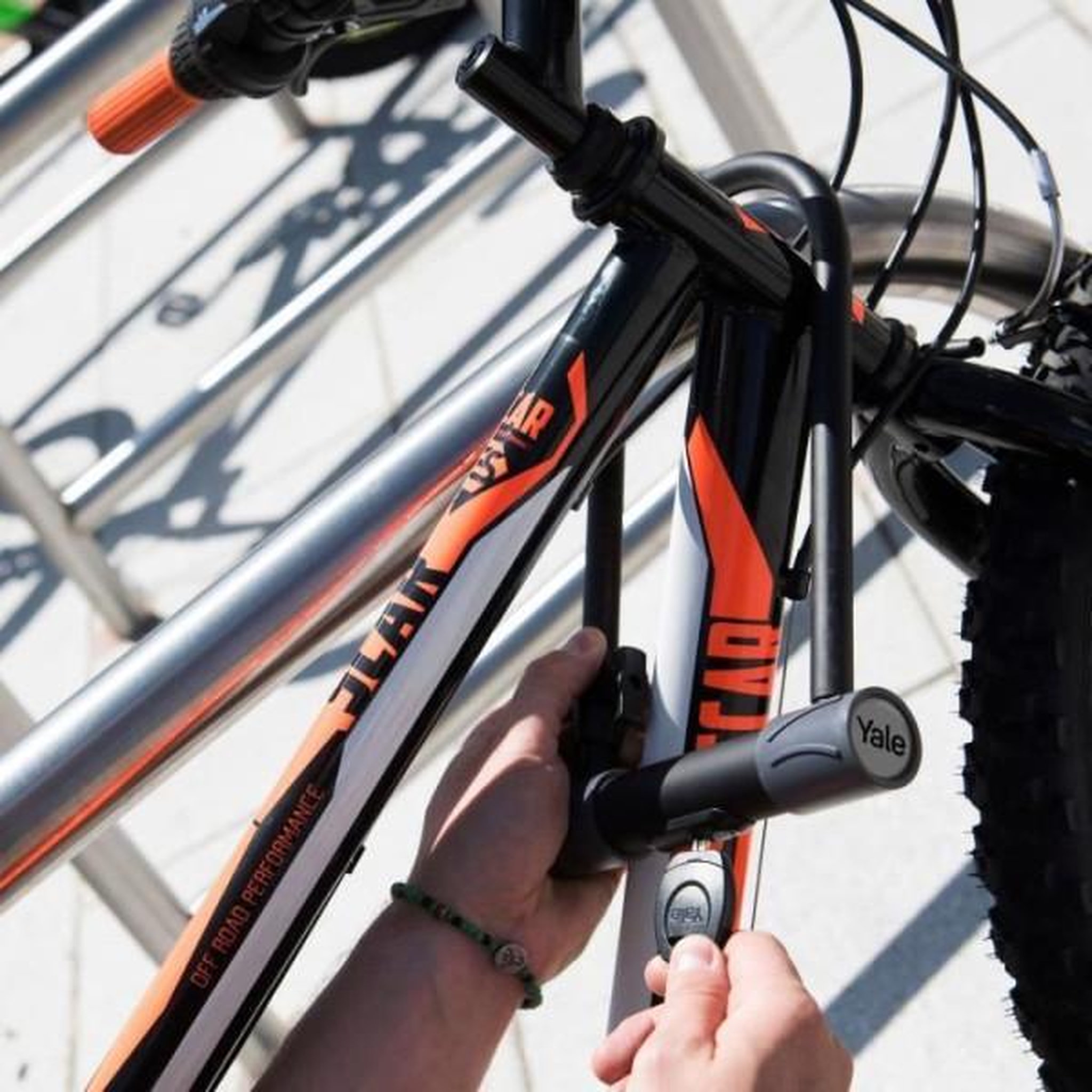 Voir la diapositive 2 : YALE Antivol u de sécurité - yale - yul2/13/230/1 - certifié sold secure silver - pour vélo, vtt - 230 x 115 x 13 mm - noir