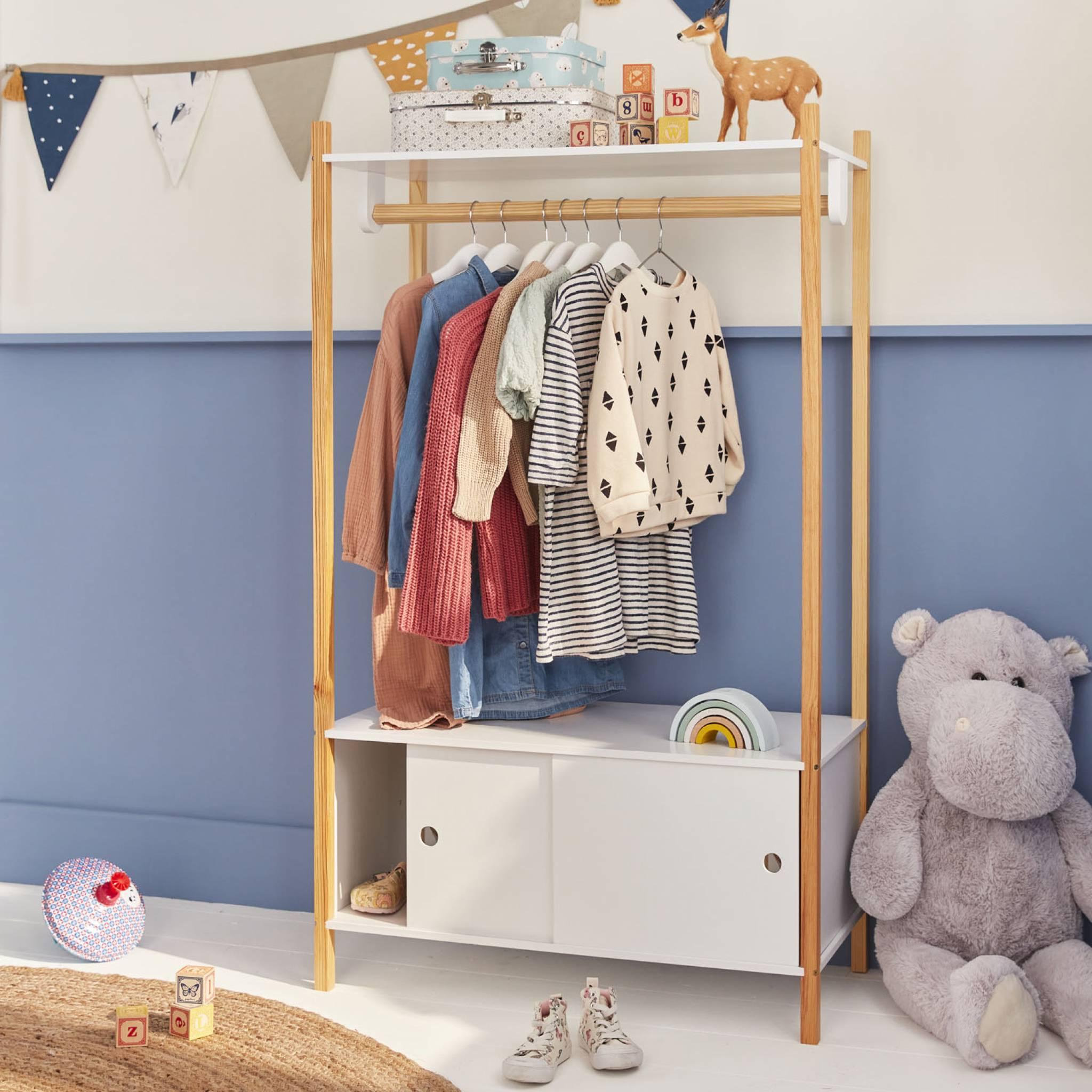 Voir la diapositive 3 : SWEEEK Penderie pour enfants - TOBIAS - deux portes coulissantes et portant bois massif en pin naturel blanc.  80X40X136.5CM