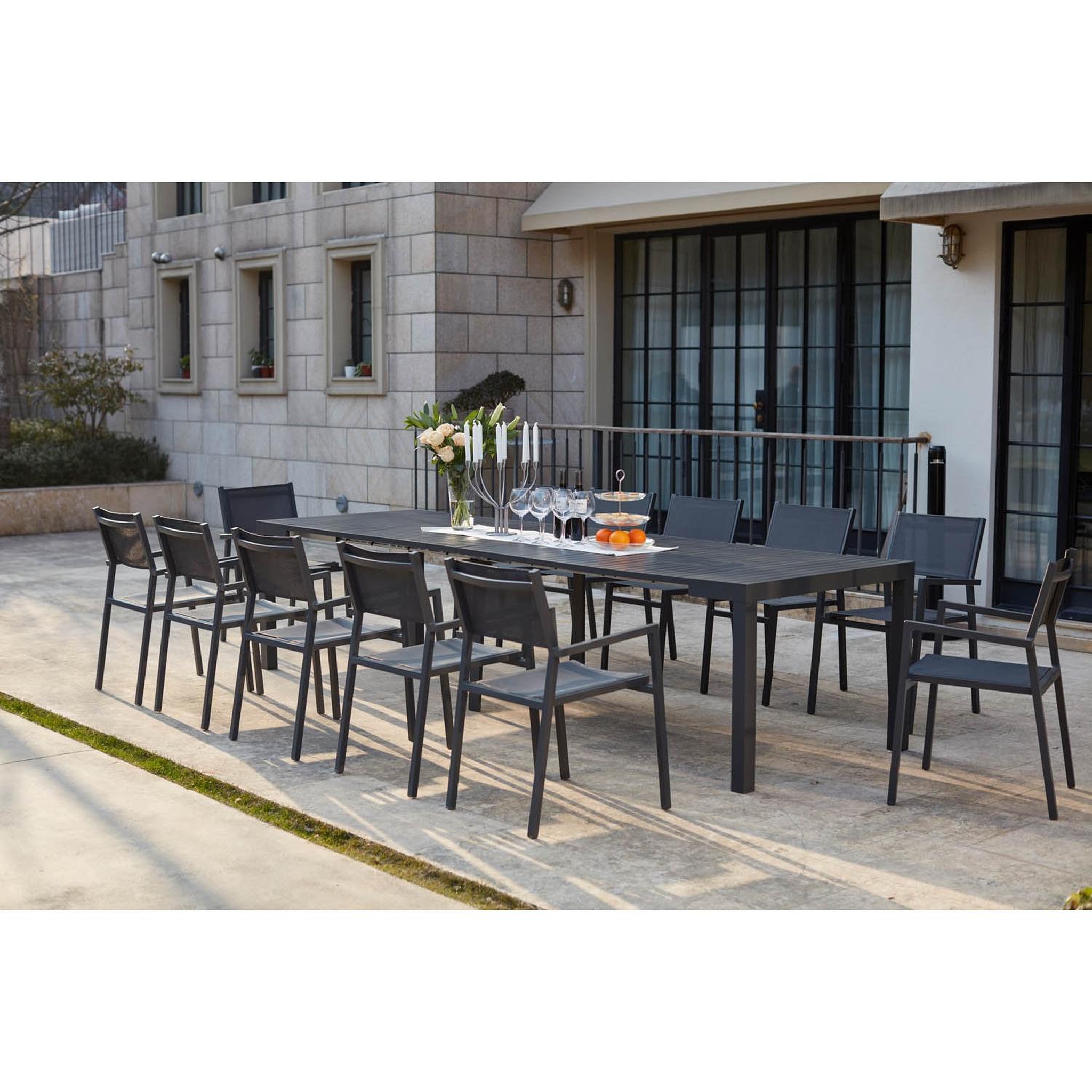 Voir la diapositive 2 : CONCEPT USINE Console extensible et 12 chaises en aluminium olhao