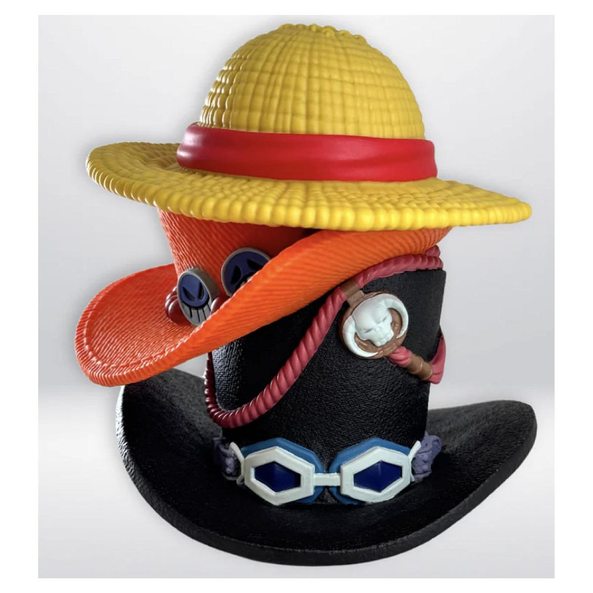 Plastoy Tirelire - Pile de chapeaux de Luffy Ace Sabo