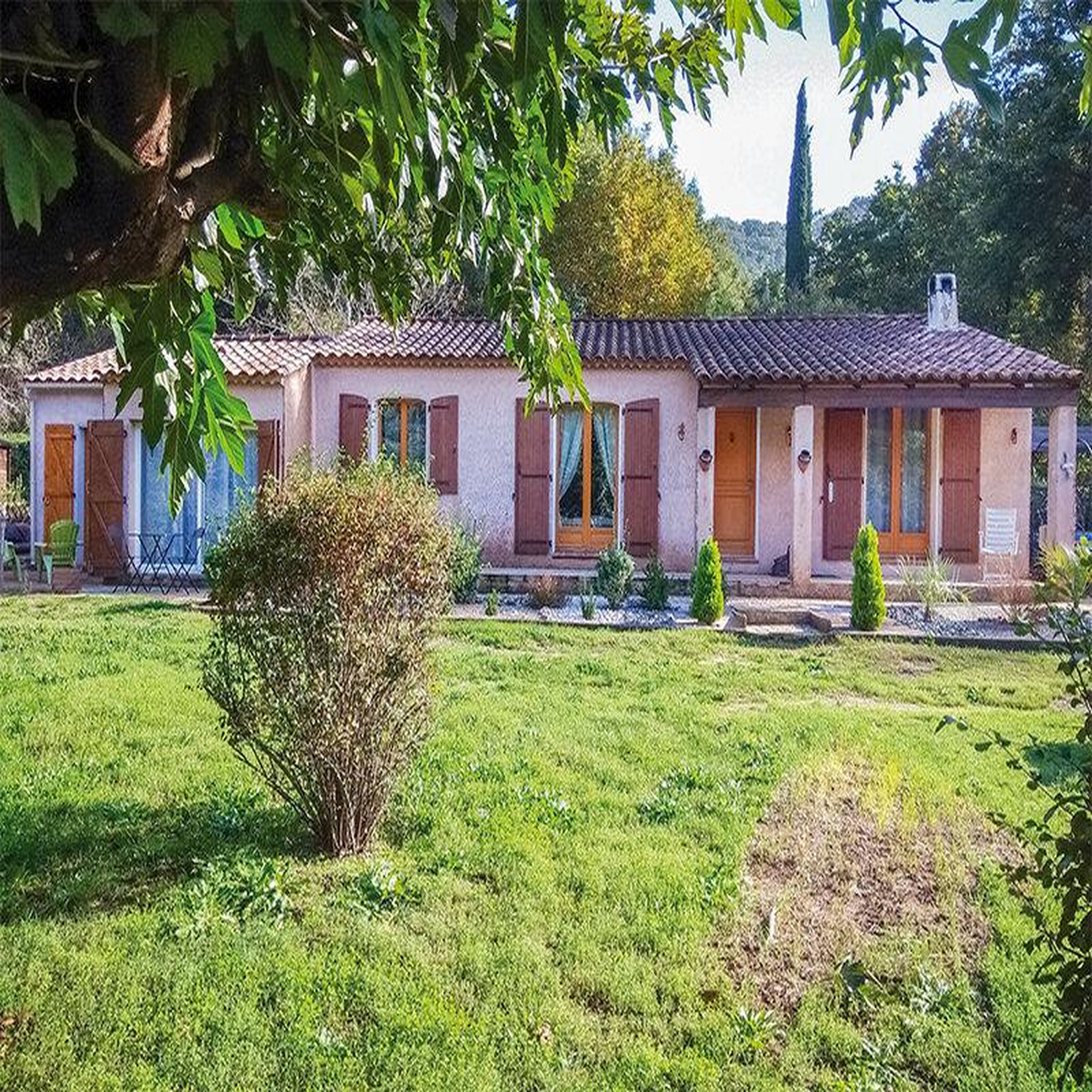 Voir la diapositive 2 : Smartbox Escapade gourmande en provence : 3 jours en chambre d'hôtes avec dîner près de toulon - coffret cadeau séjour