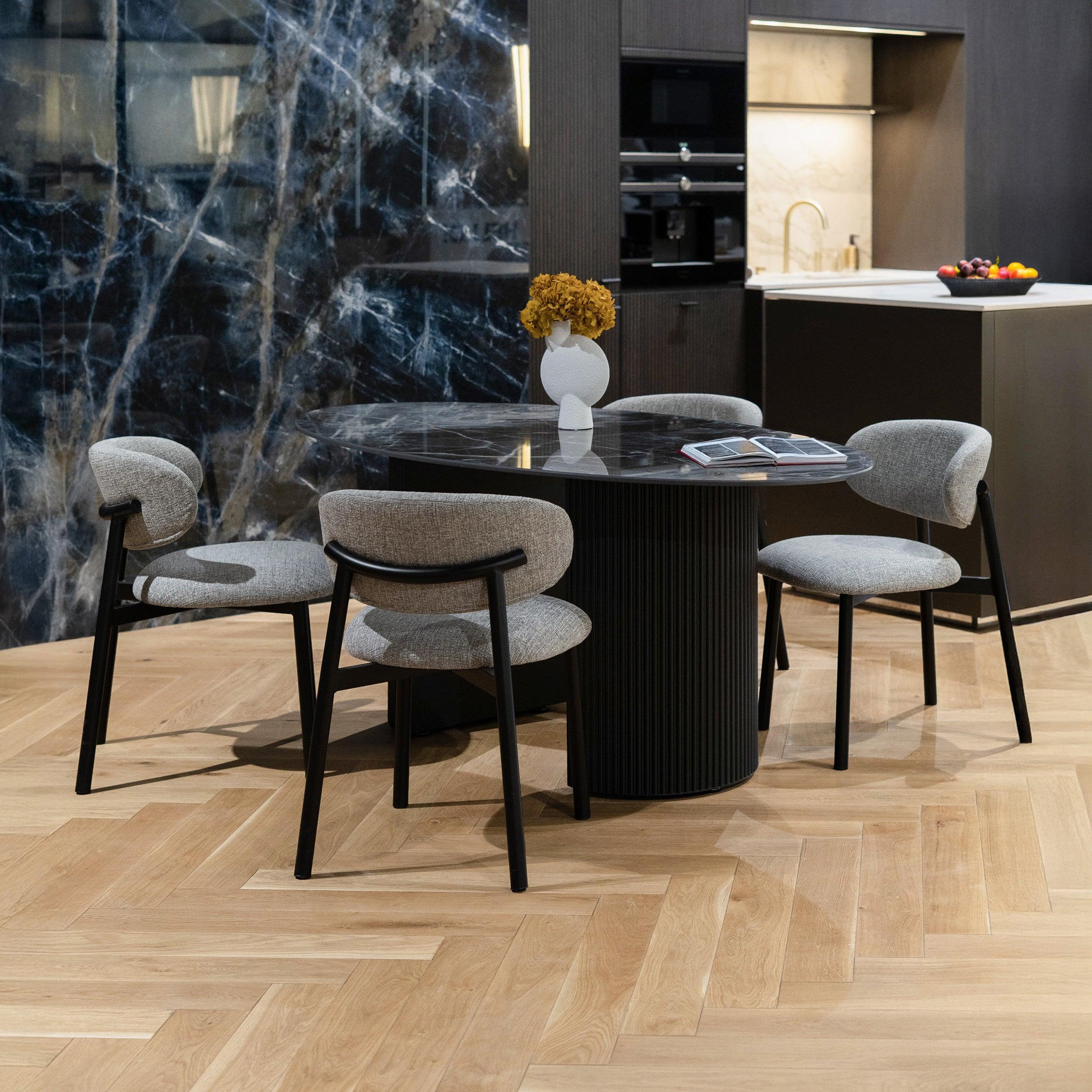 Voir la diapositive 5 : MAISON PAVANE Lot de 2 chaises en tissu gris foncé chiné et pieds en métal noir-nao