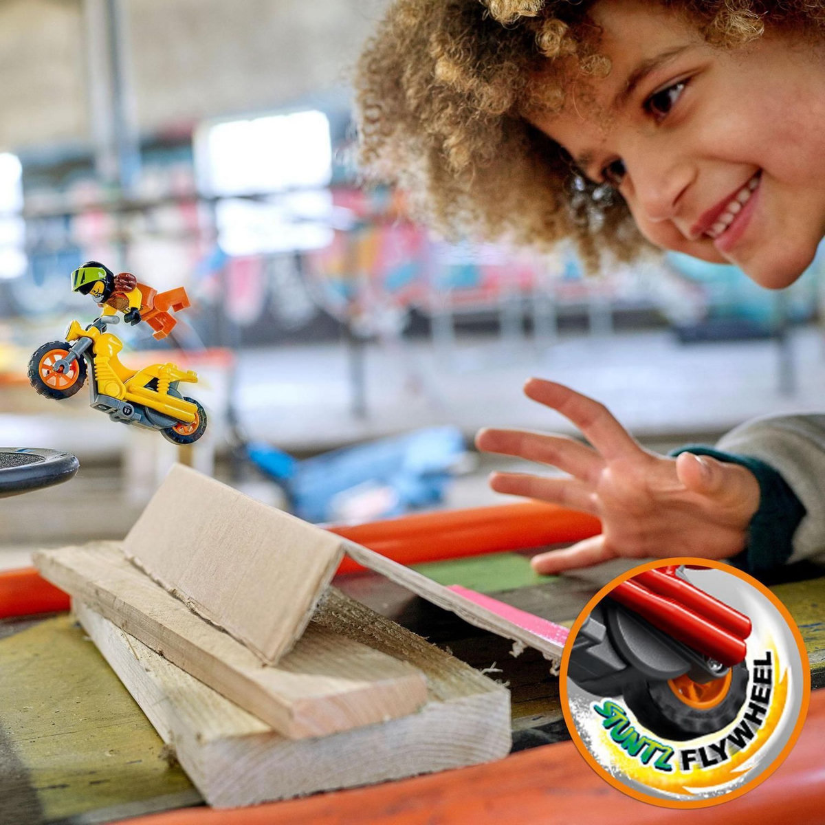 LEGO City Stuntz 60297  La moto de cascade Démolition