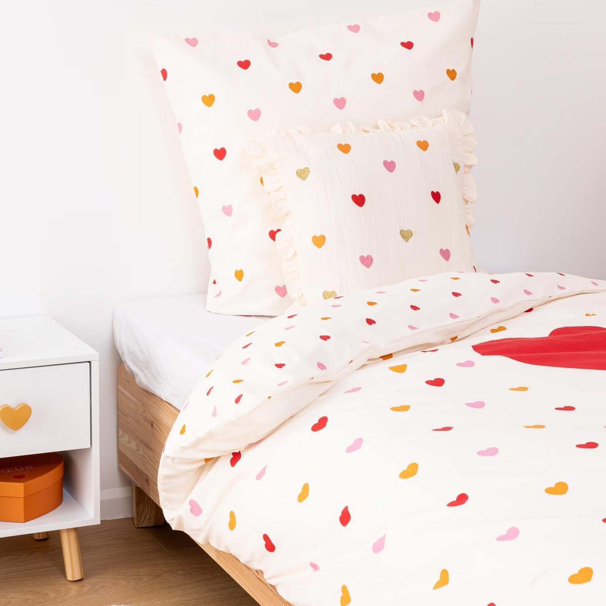 Voir la diapositive 3 : Atmosphera Kids Coussin enfant feston  amour  40x40cm beige