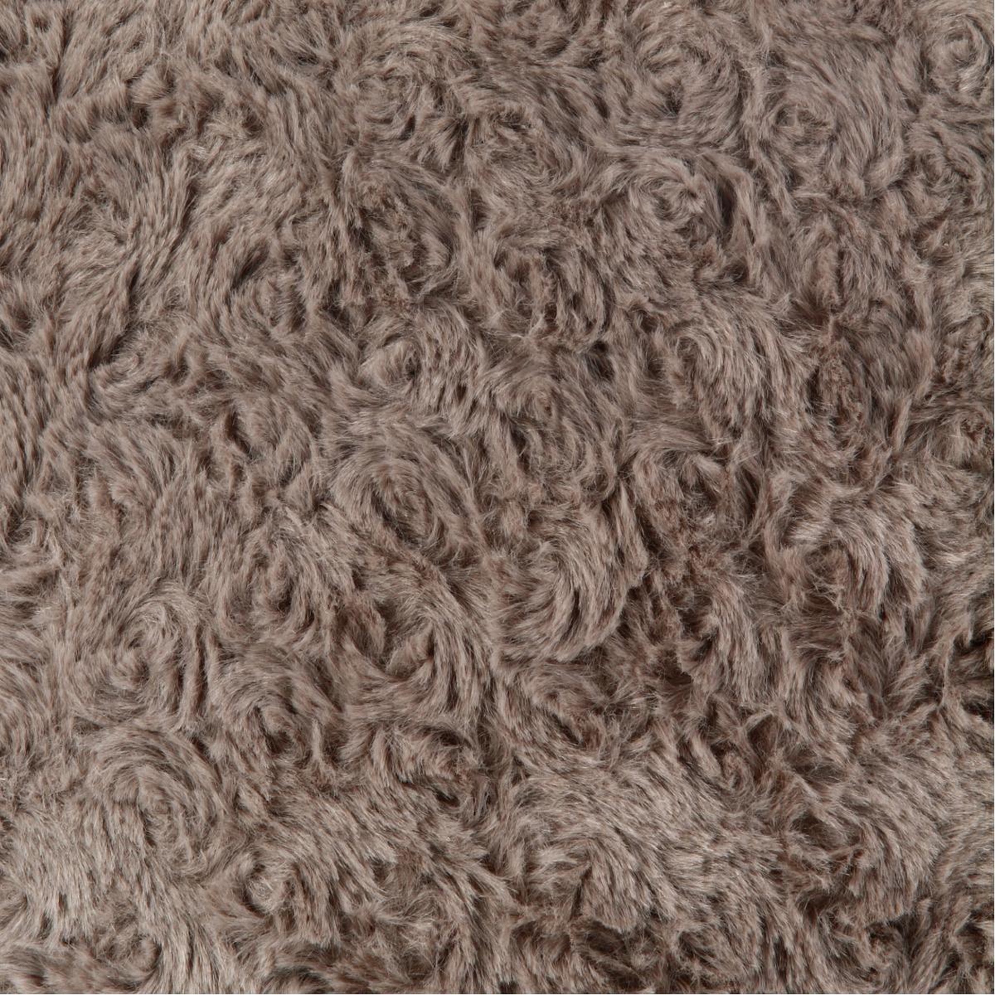 Voir la diapositive 4 : ATMOSPHERA Coussin imitation fourrure  bouclée  45x45cm taupe