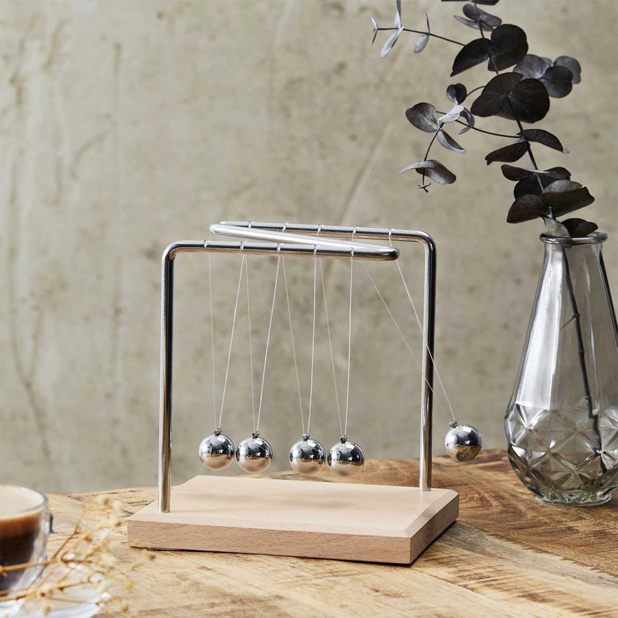 Voir la diapositive 4 : The Home Deco Factory Pendule de newton déco  hypnotique  15cm gris