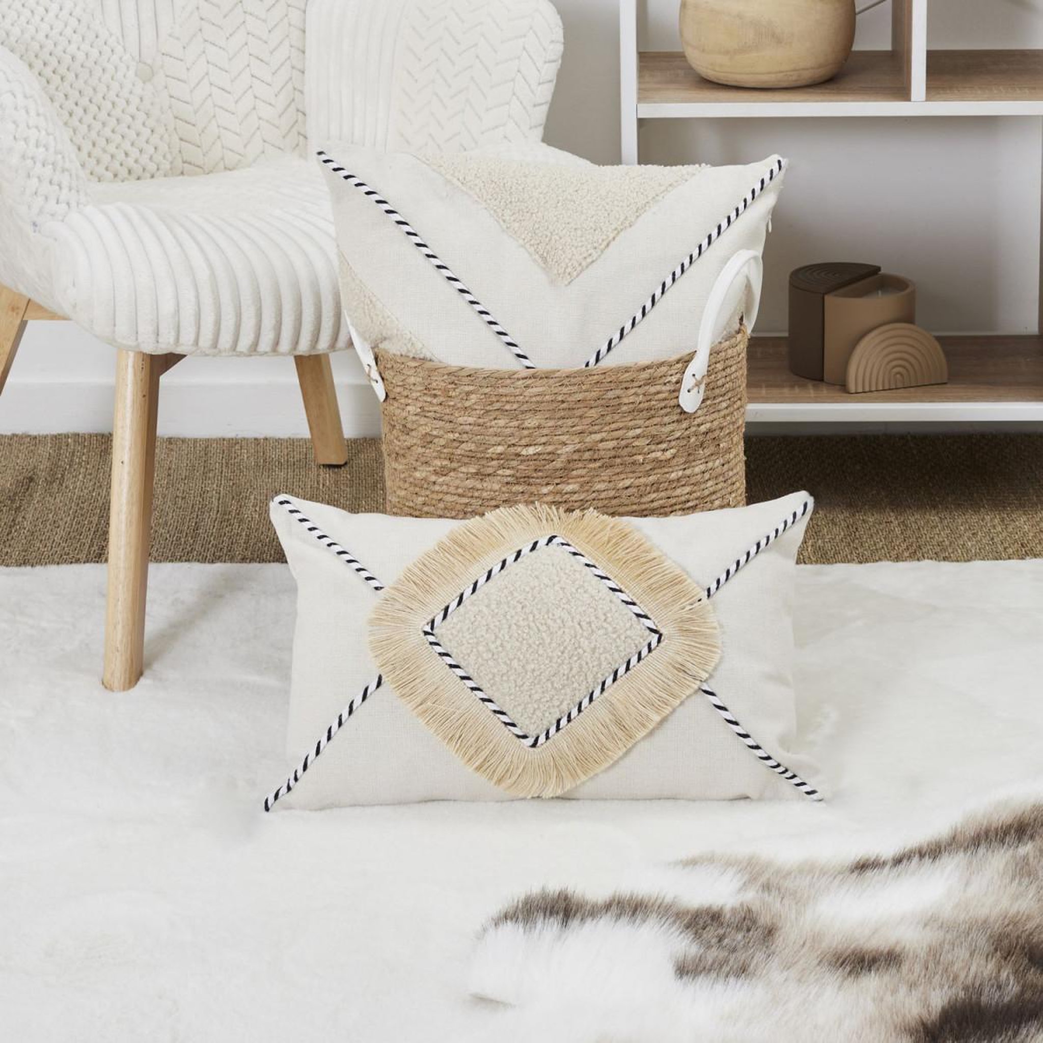 Voir la diapositive 4 : The Home Deco Factory Coussin Déco Bouclette  Crush  30x50cm Beige