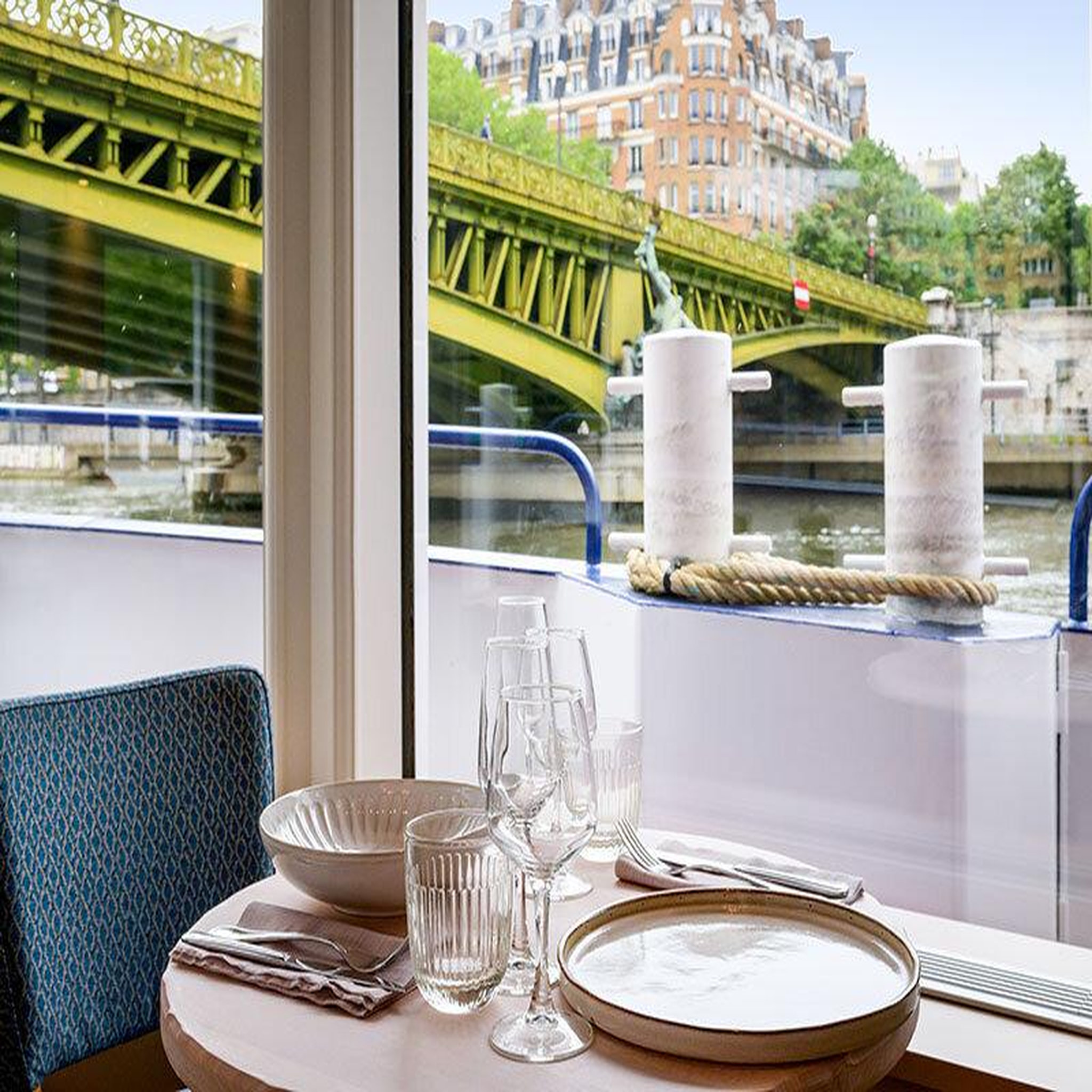 Voir la diapositive 4 : Smartbox 2h de croisière sur la seine avec dîner à bord du capitaine fracasse le vendredi - coffret cadeau gastronomie