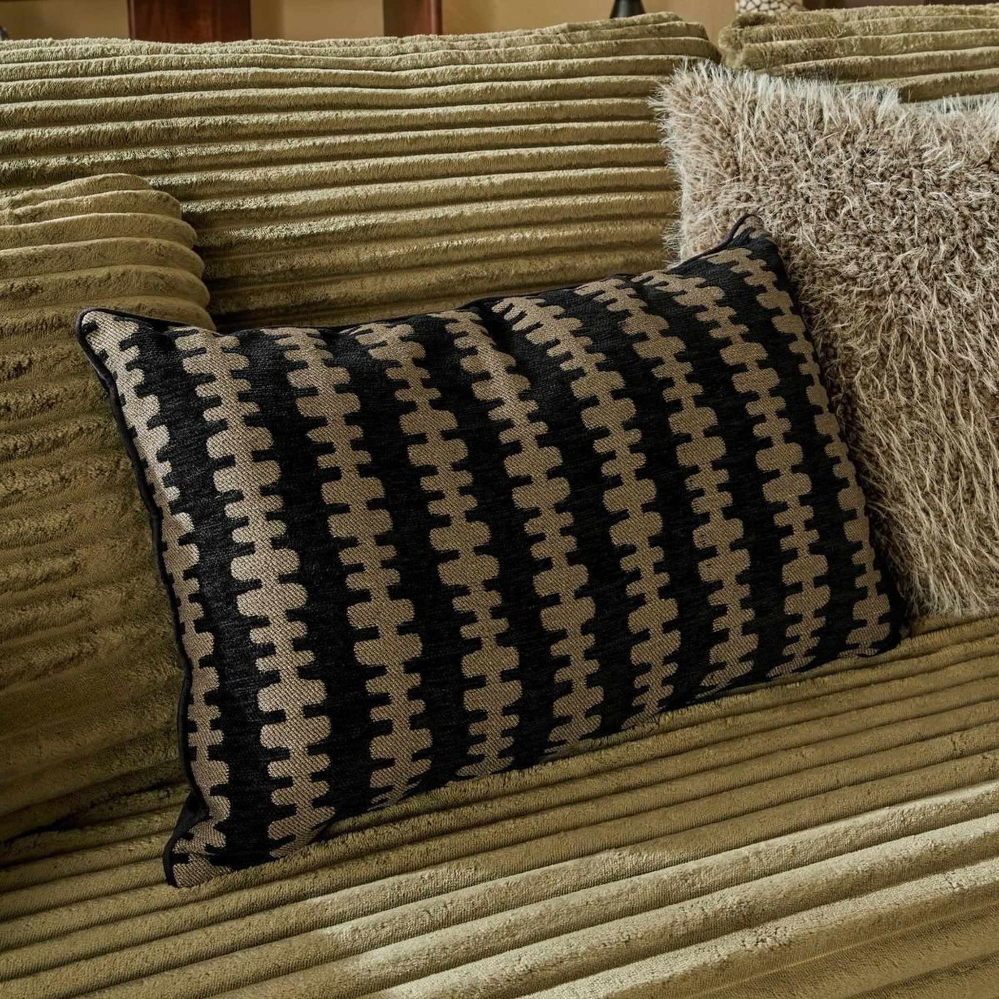 Voir la diapositive 6 : ATMOSPHERA Coussin déco chenille  nyero  38x58cm kaki