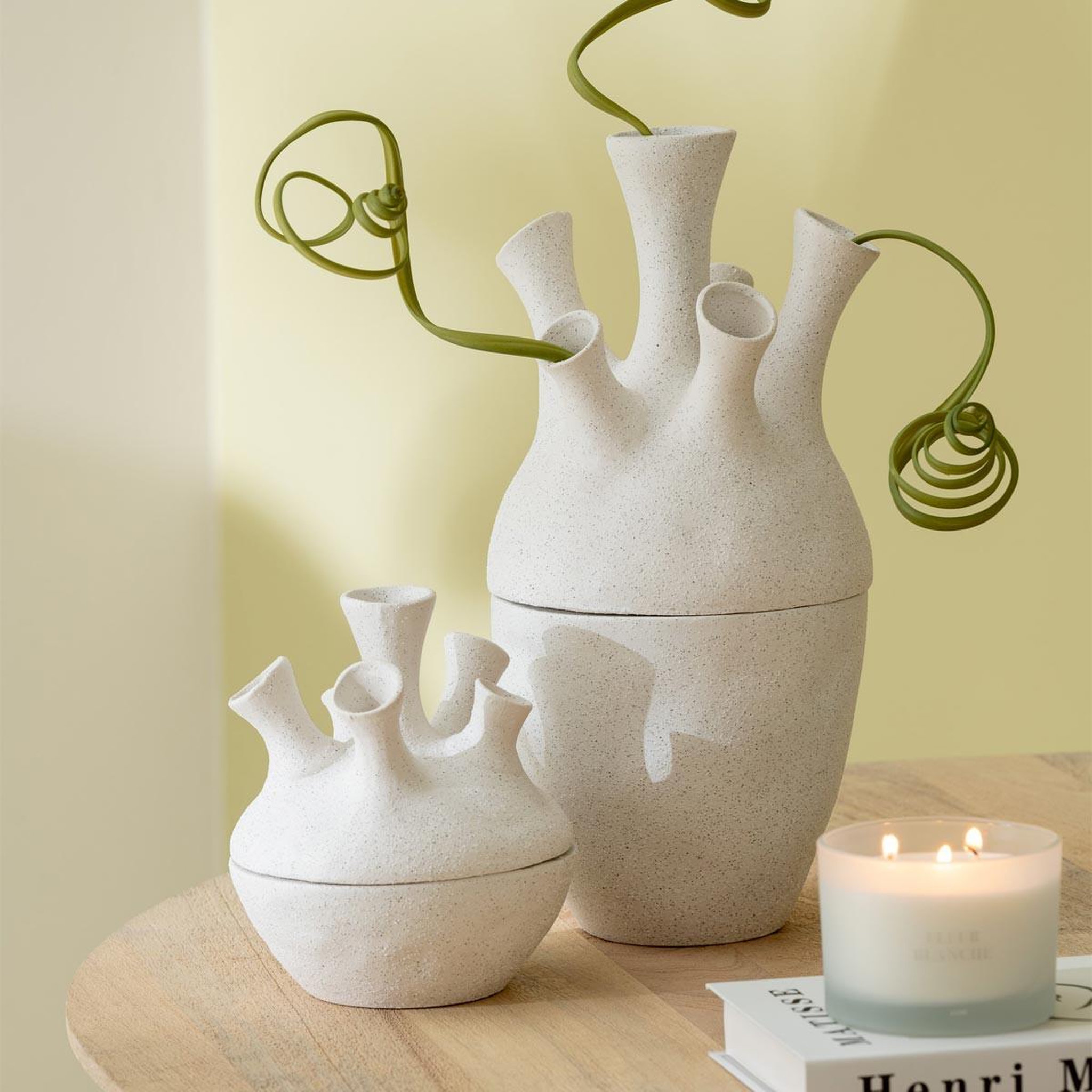 Voir la diapositive 4 : J-LINE Vase corail en argile  seymour  29cm blanc