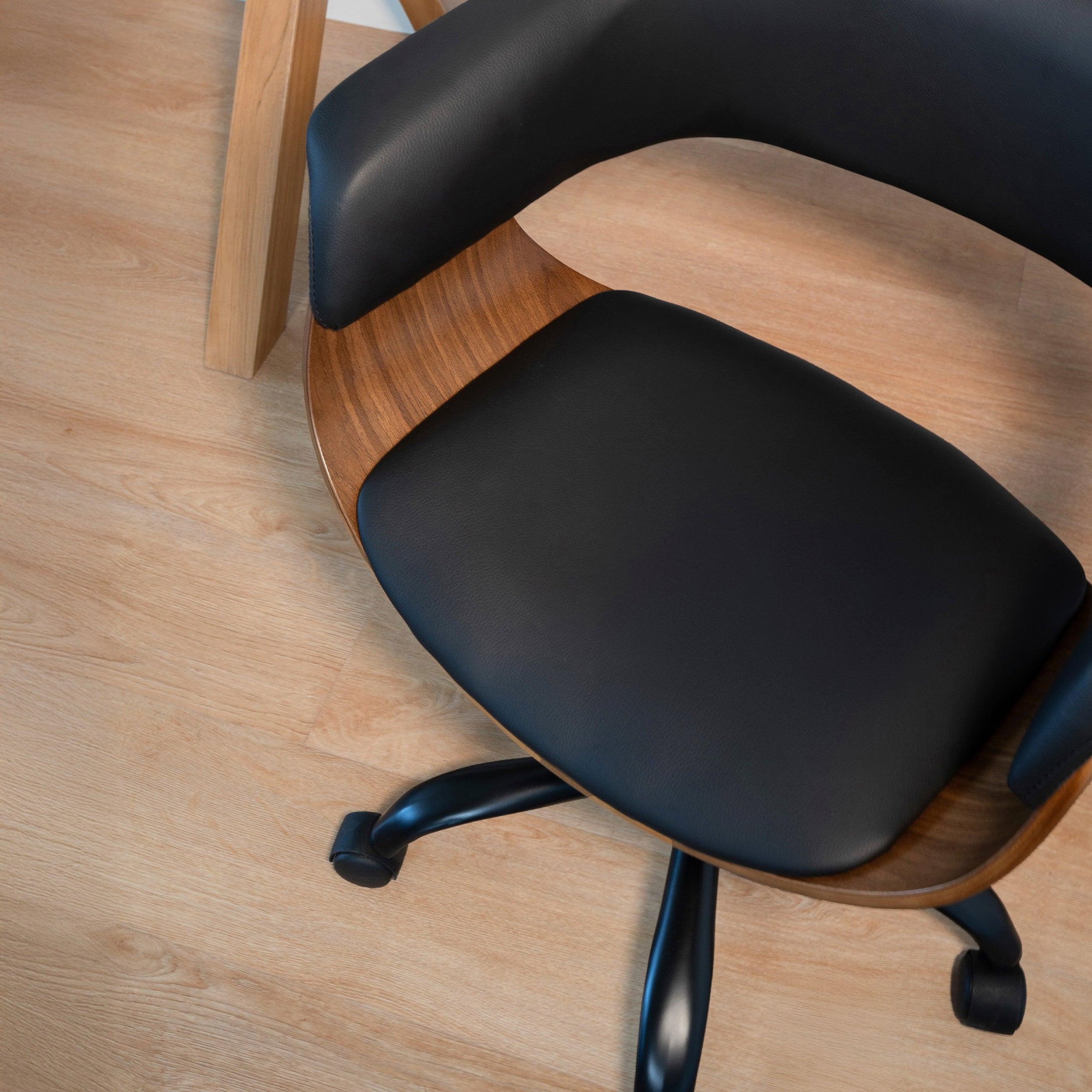 Voir la diapositive 6 : MAISON PAVANE Chaise de bureau pivotante sur roulettes en bois et PU noir-Basile