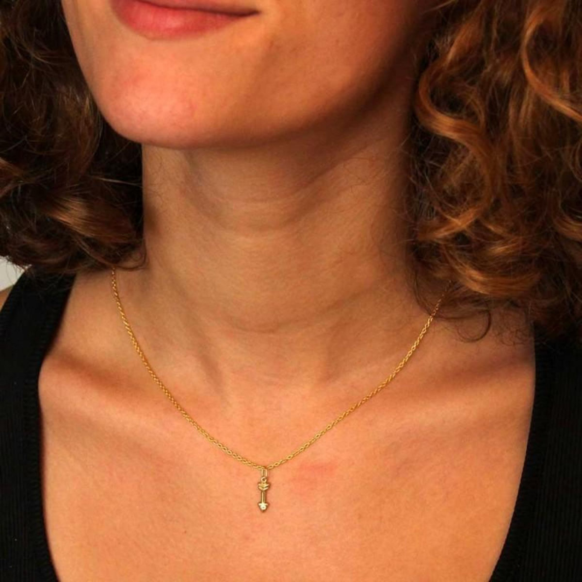 L'ATELIER D'AZUR Collier - Pendentif Or Jaune Flèche Sertie d'un Zirconium - Chaine Dorée