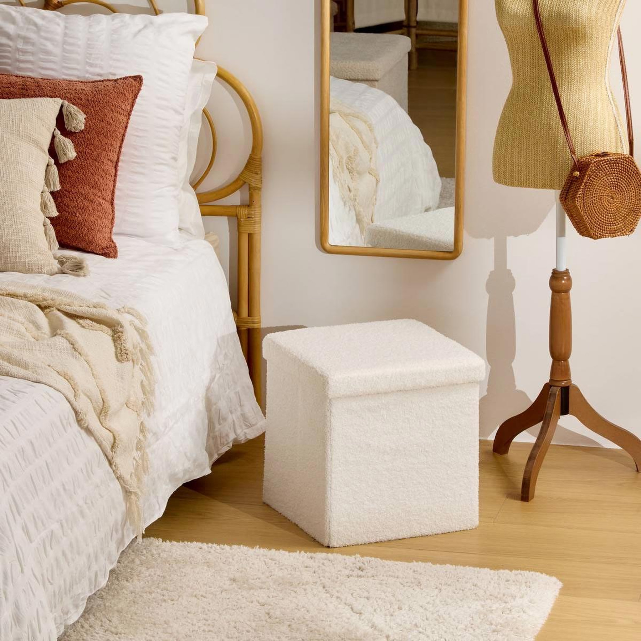 Voir la diapositive 3 : ATMOSPHERA Pouf coffre carré bouclette  jaiko  38cm blanc