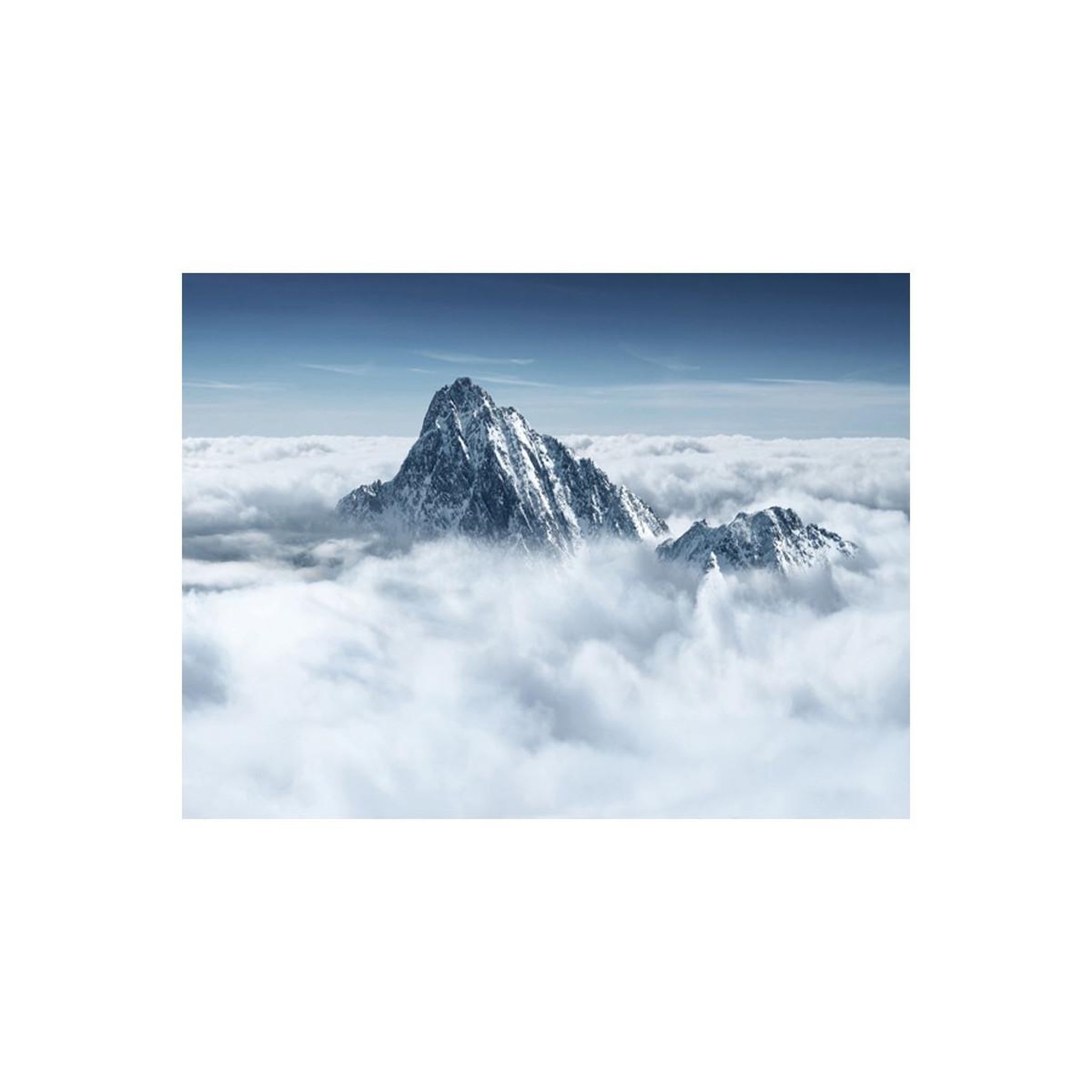 Voir la diapositive 2 : Paris Prix Papier Peint  Montagne Entourée de Nuages