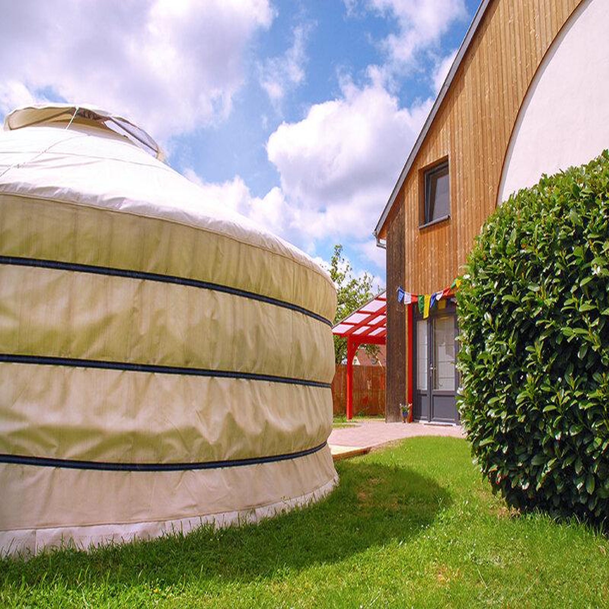 Voir la diapositive 3 : Smartbox Séjour en yourte : 3 jours insolites en famille près de Mulhouse - Coffret Cadeau Séjour