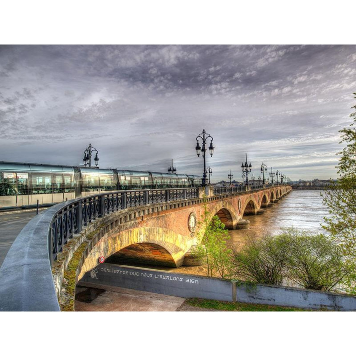 Smartbox Visite guidée de 3h de Bordeaux avec dégustation de spécialités locales pour 2 personnes - Coffret Cadeau Gastronomie