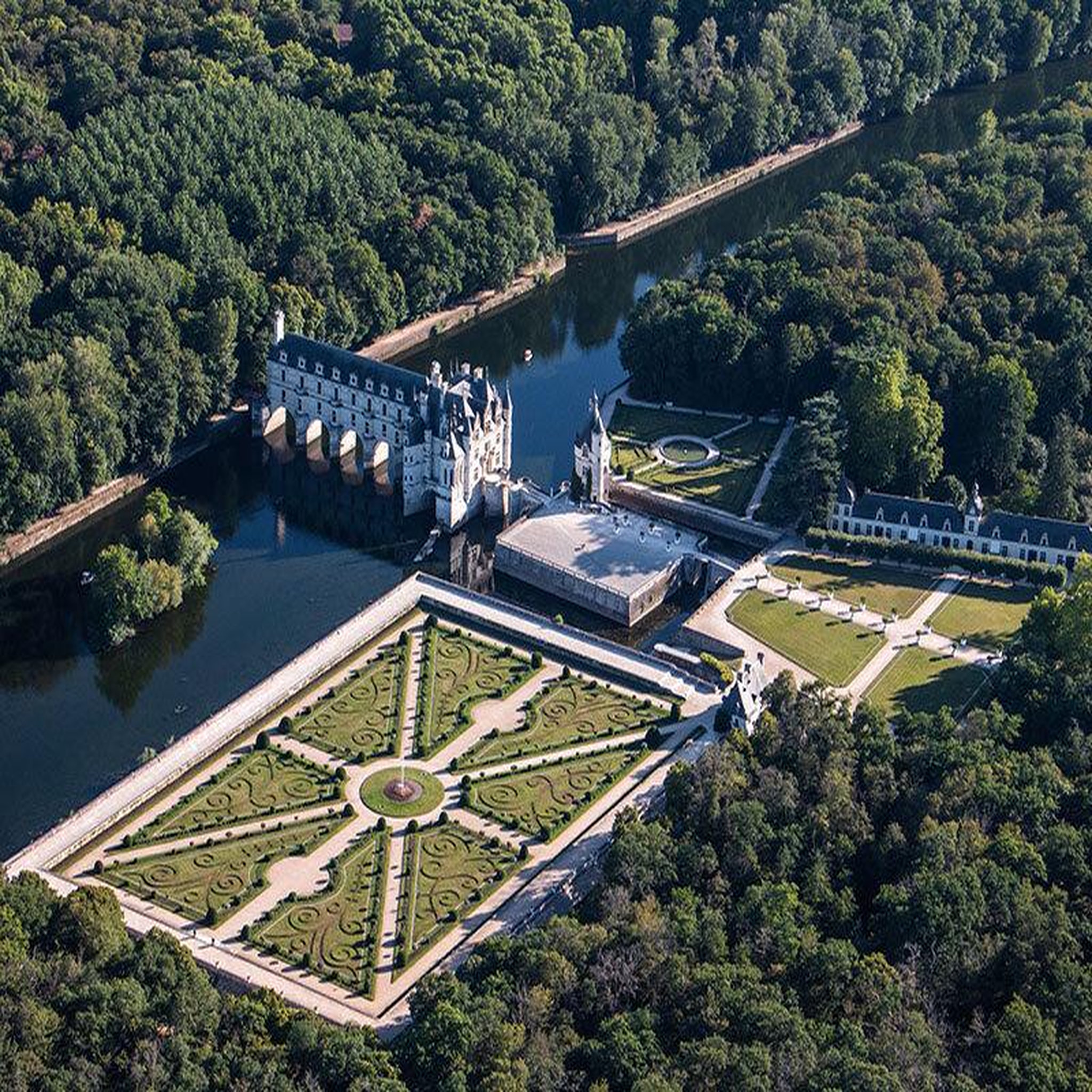 Voir la diapositive 3 : Smartbox Vol en ulm triaxe de 45 min au-dessus des châteaux de la loire - coffret cadeau sport & aventure