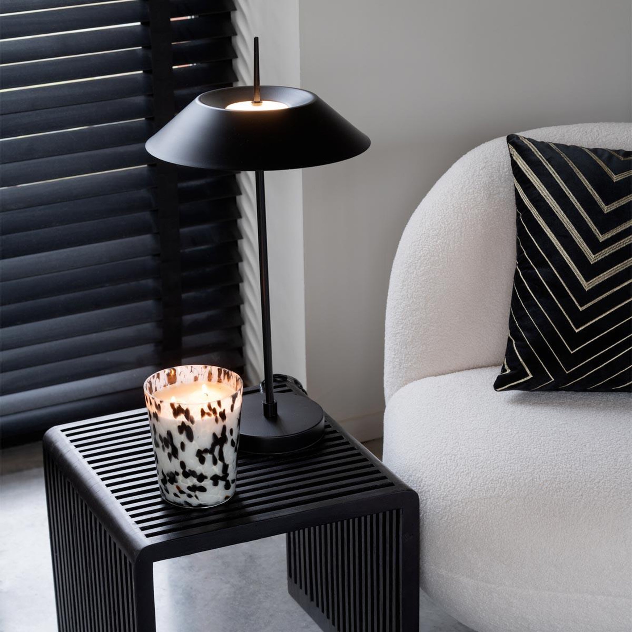 Voir la diapositive 4 : J-LINE Lampe à poser led en métal  christi  56cm noir