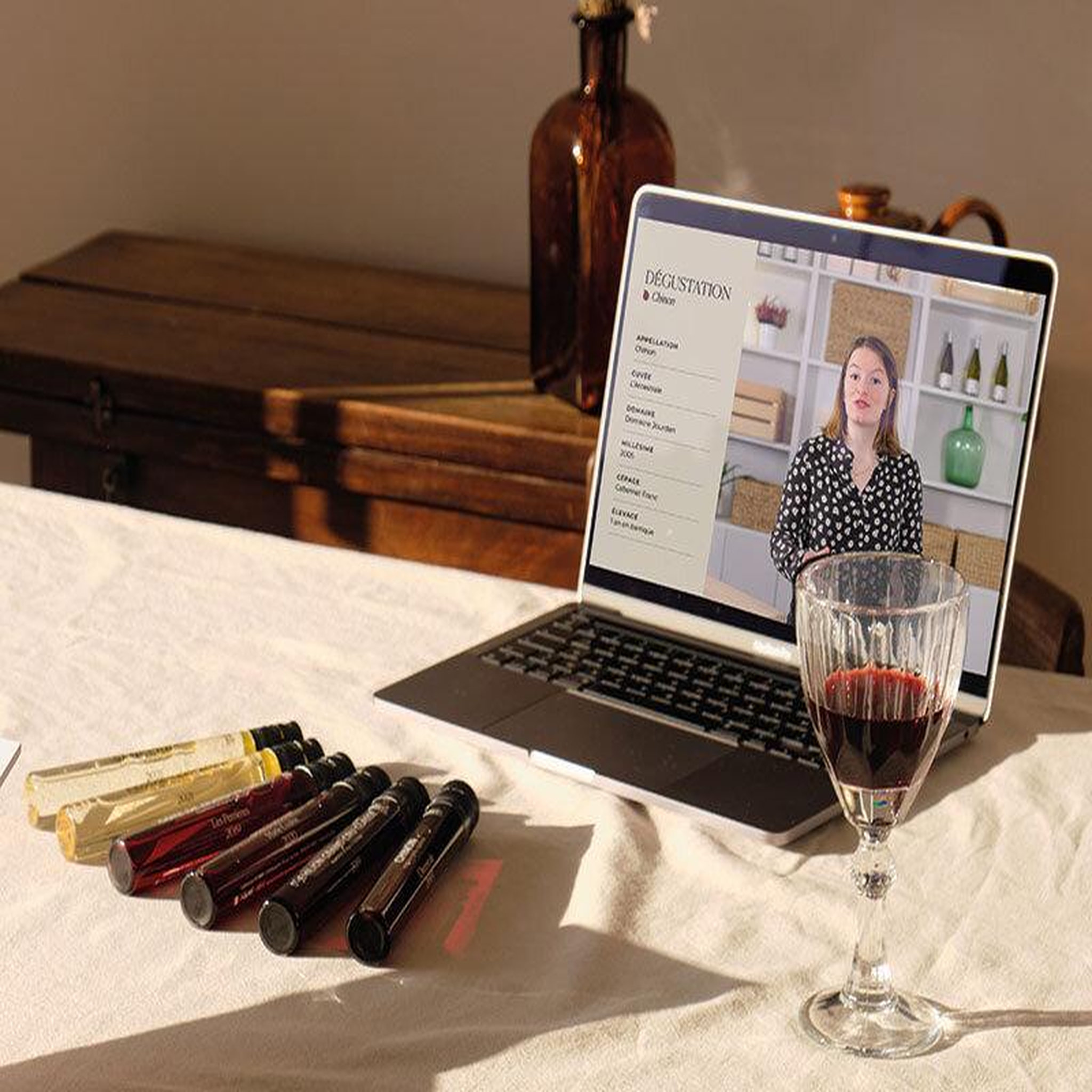 Voir la diapositive 4 : Smartbox Formation œnologique en ligne avec cuvée privée - coffret cadeau gastronomie