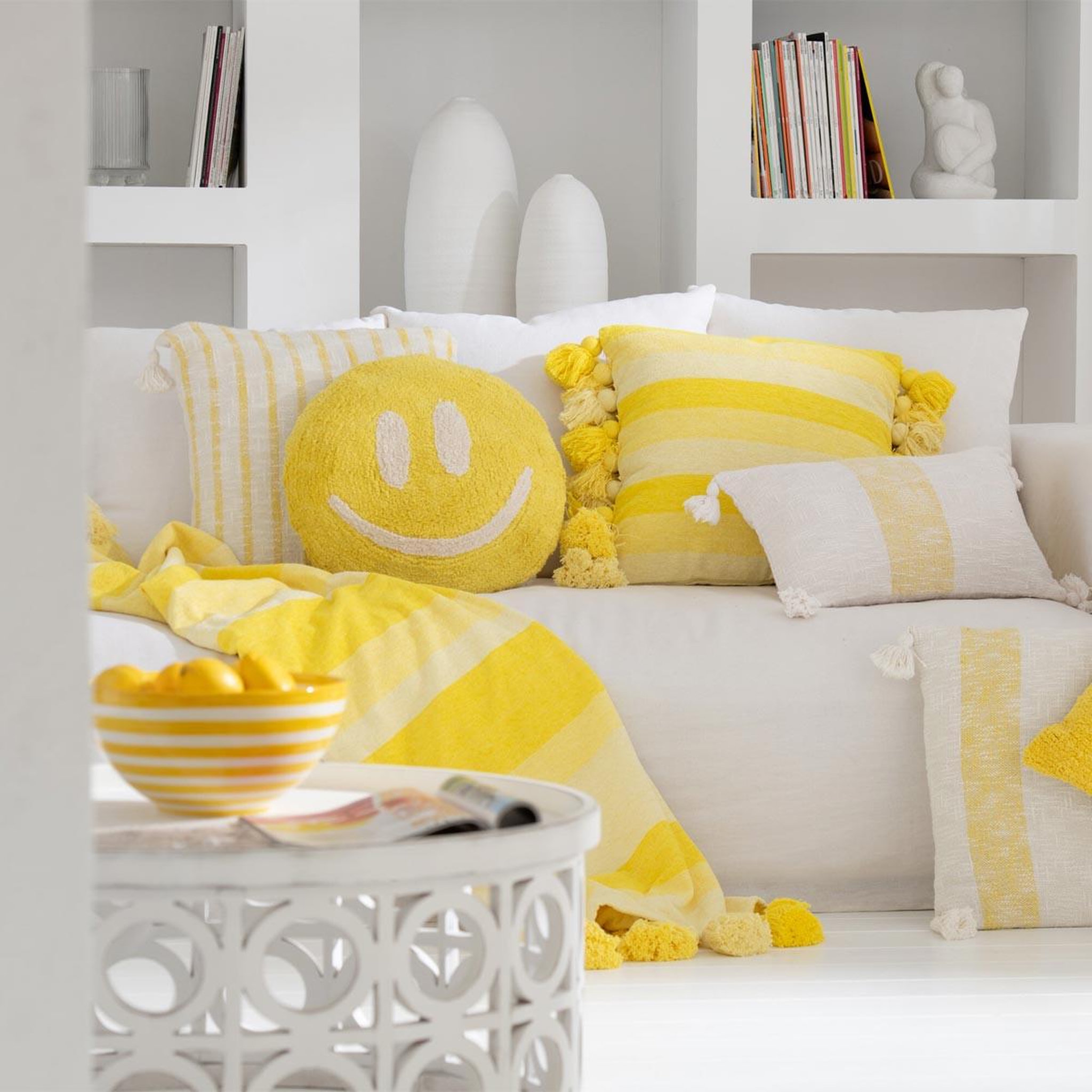 Voir la diapositive 3 : J-LINE Coussin déco tufté smiley  polly  45cm jaune