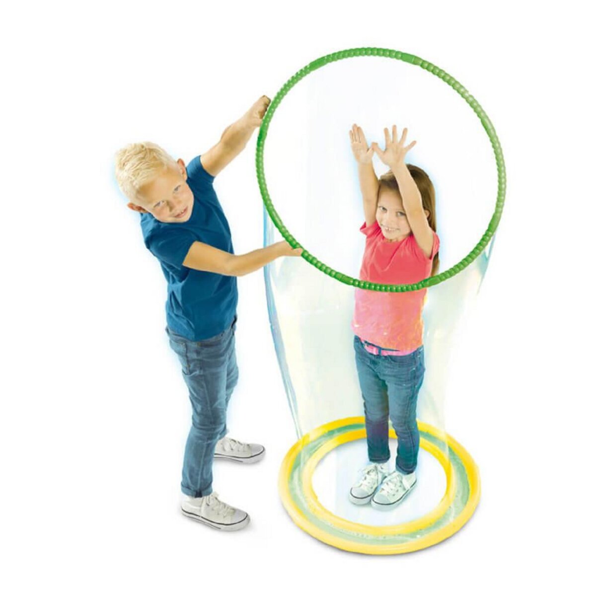 SES Creative Debout dans une bulle géante