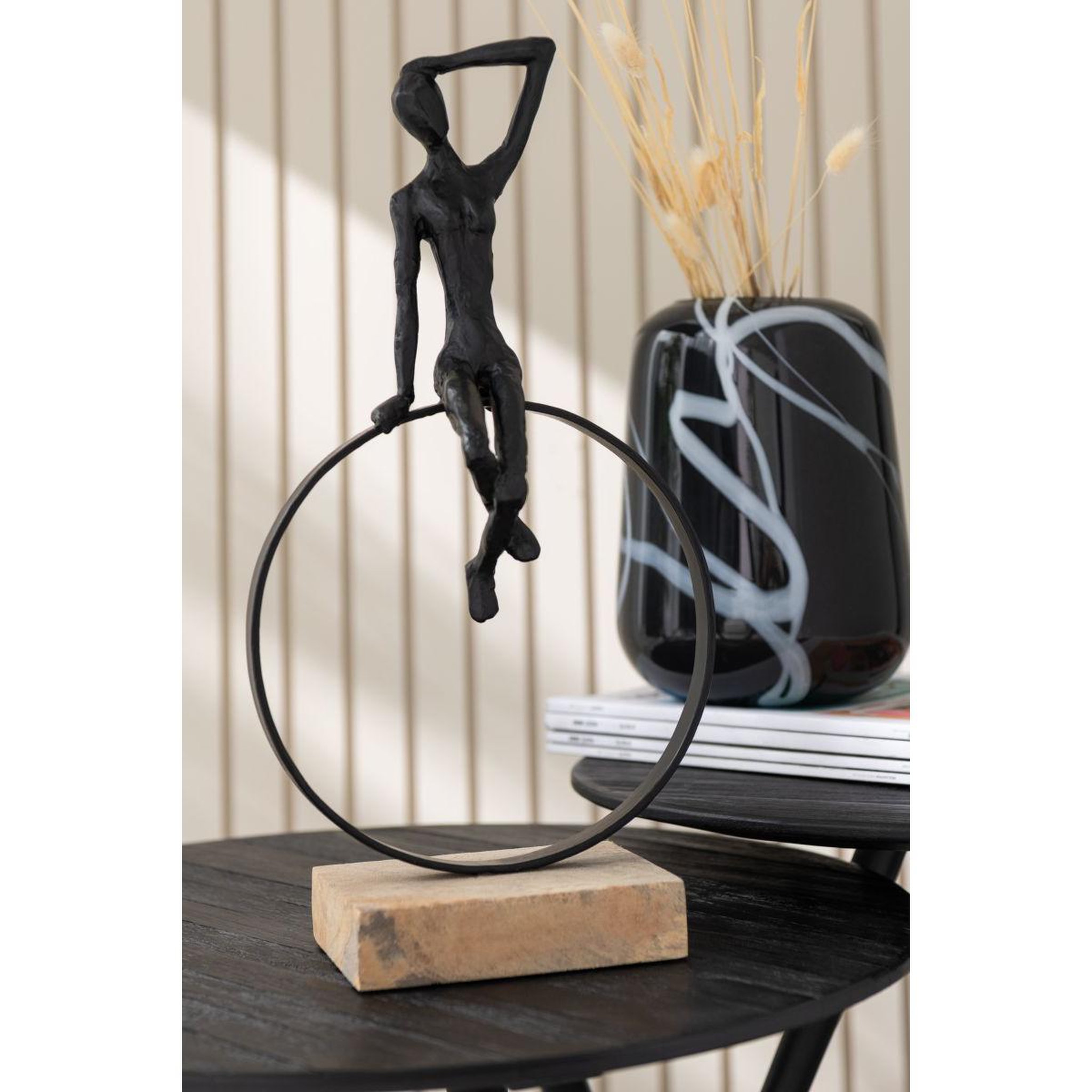 Voir la diapositive 2 : J-LINE Statuette déco homme  anneau  40cm noir